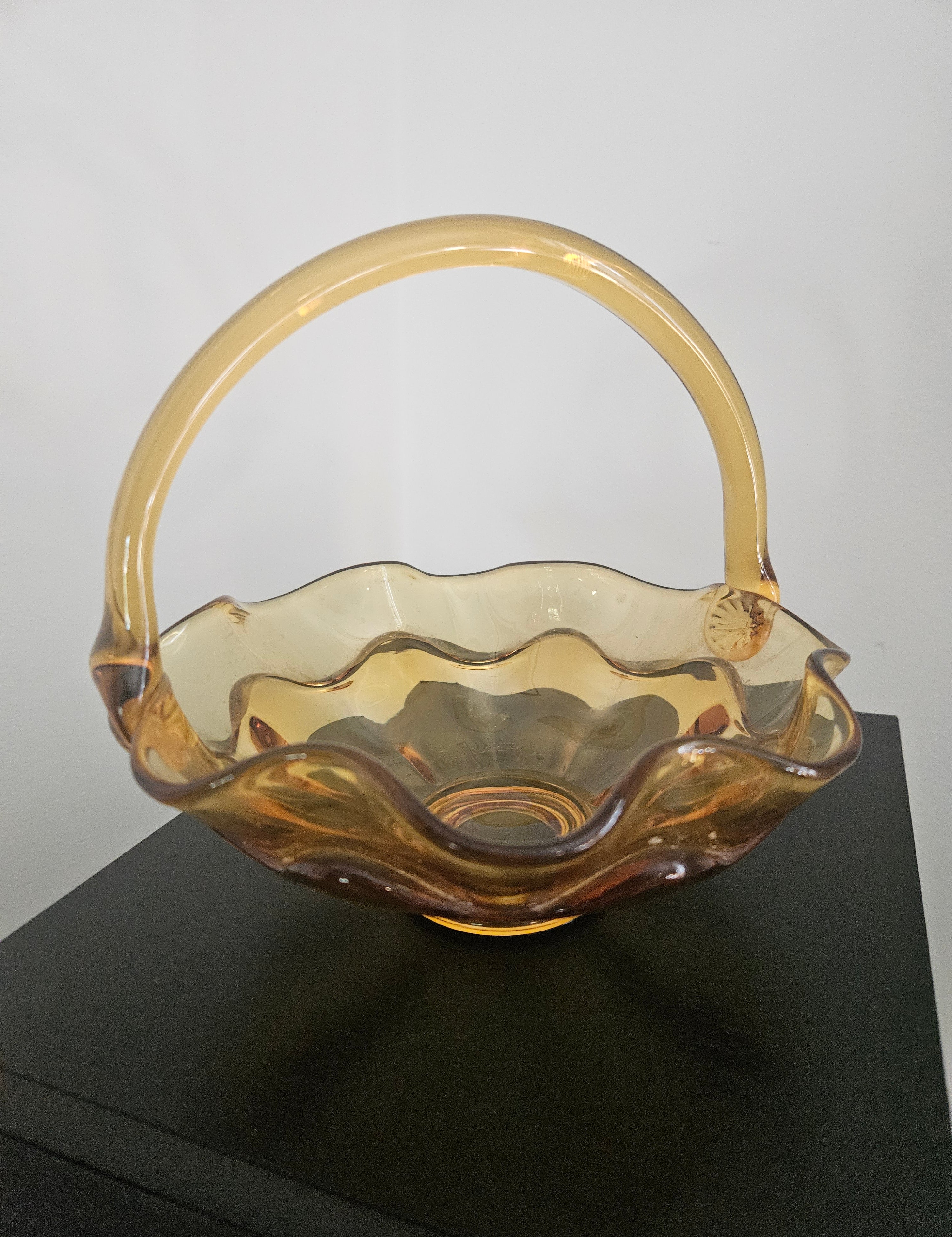 Amber_20Double_20Ruffle_20Glass_20Basket2.jpg