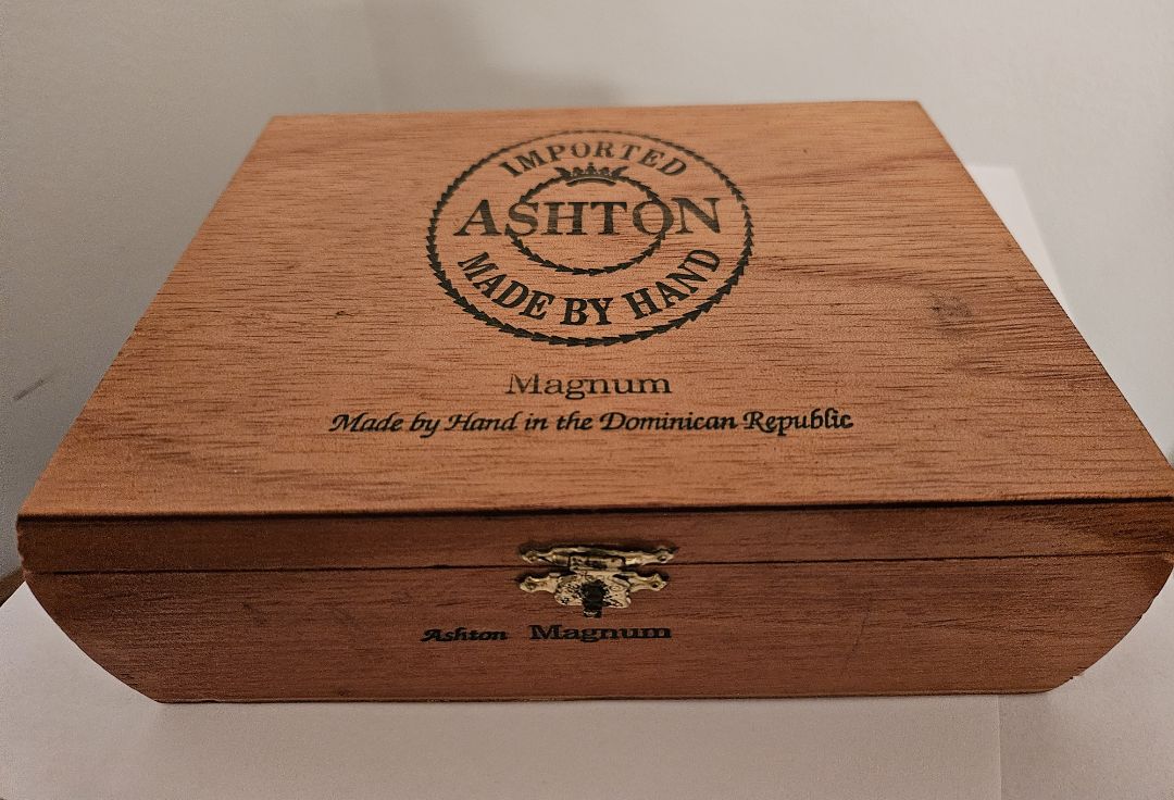 Ashton_20Cigar_20box.jpg