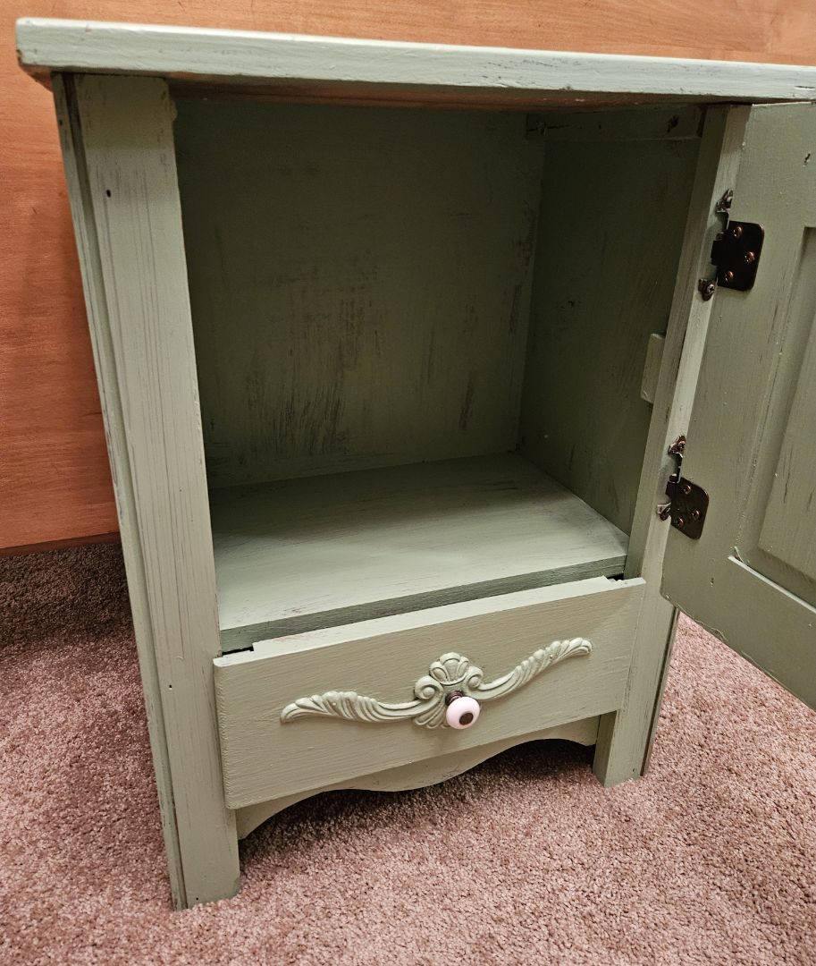 Green_20cabinet_20small2.jpg
