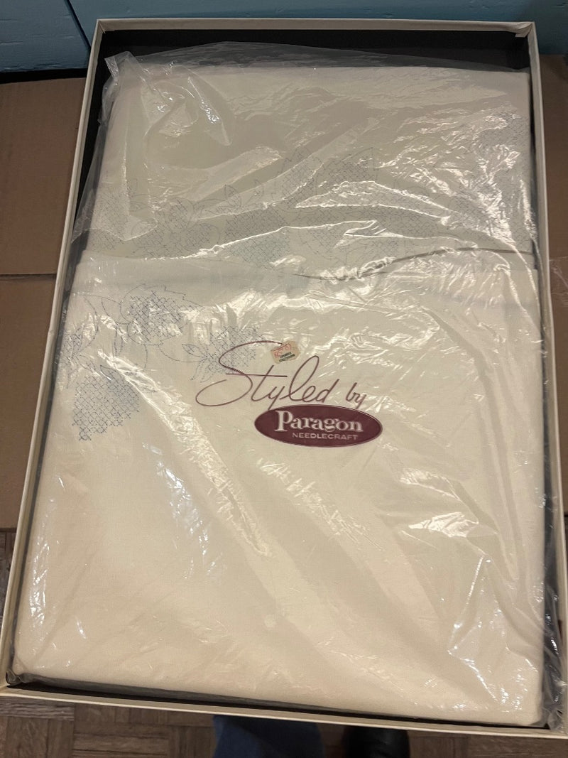 MF 60/70s Wh Box + St Cr St Paragon 59 x 106 T-Cloth — alternate view