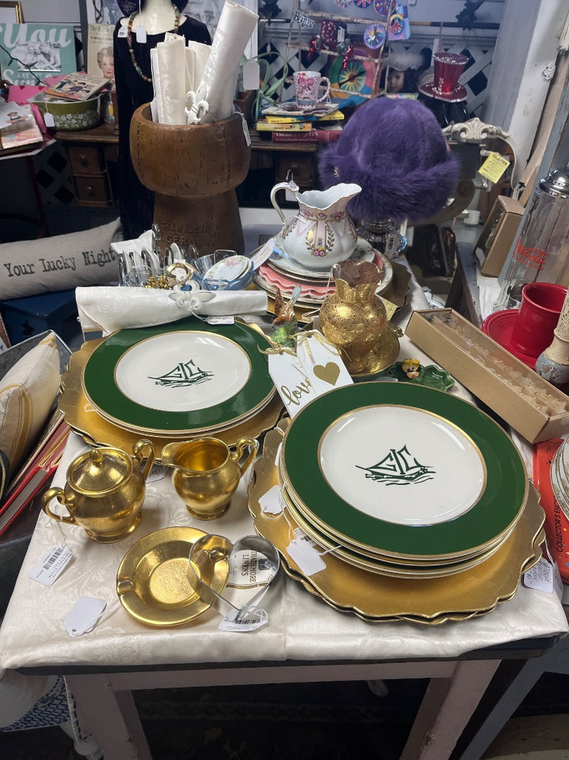 PKG VTG MCM HL GLC Dinner Plate (Gr/Gd) by The Merry Memory Company