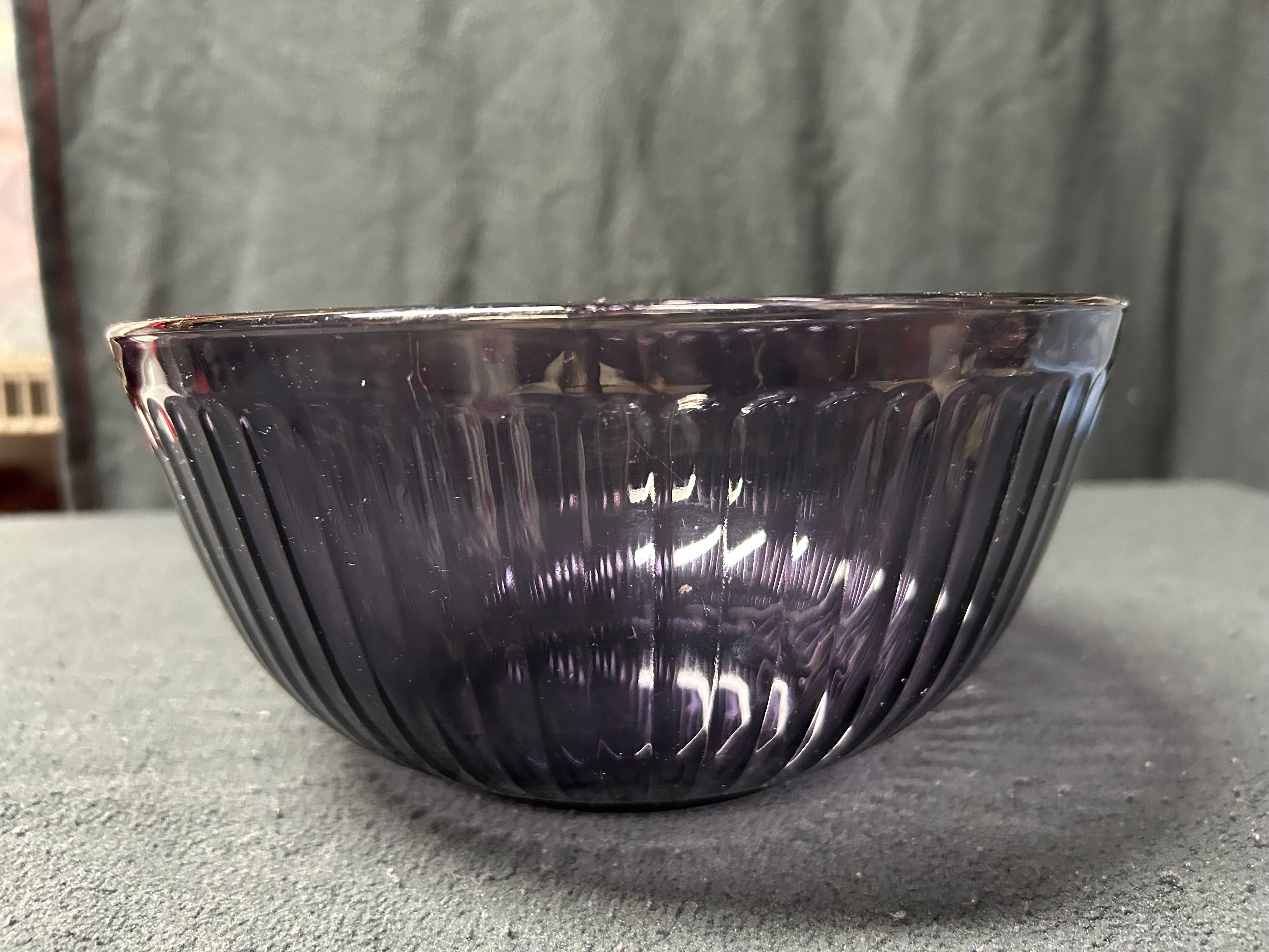Purple Pyrex 2.5 L bowl
