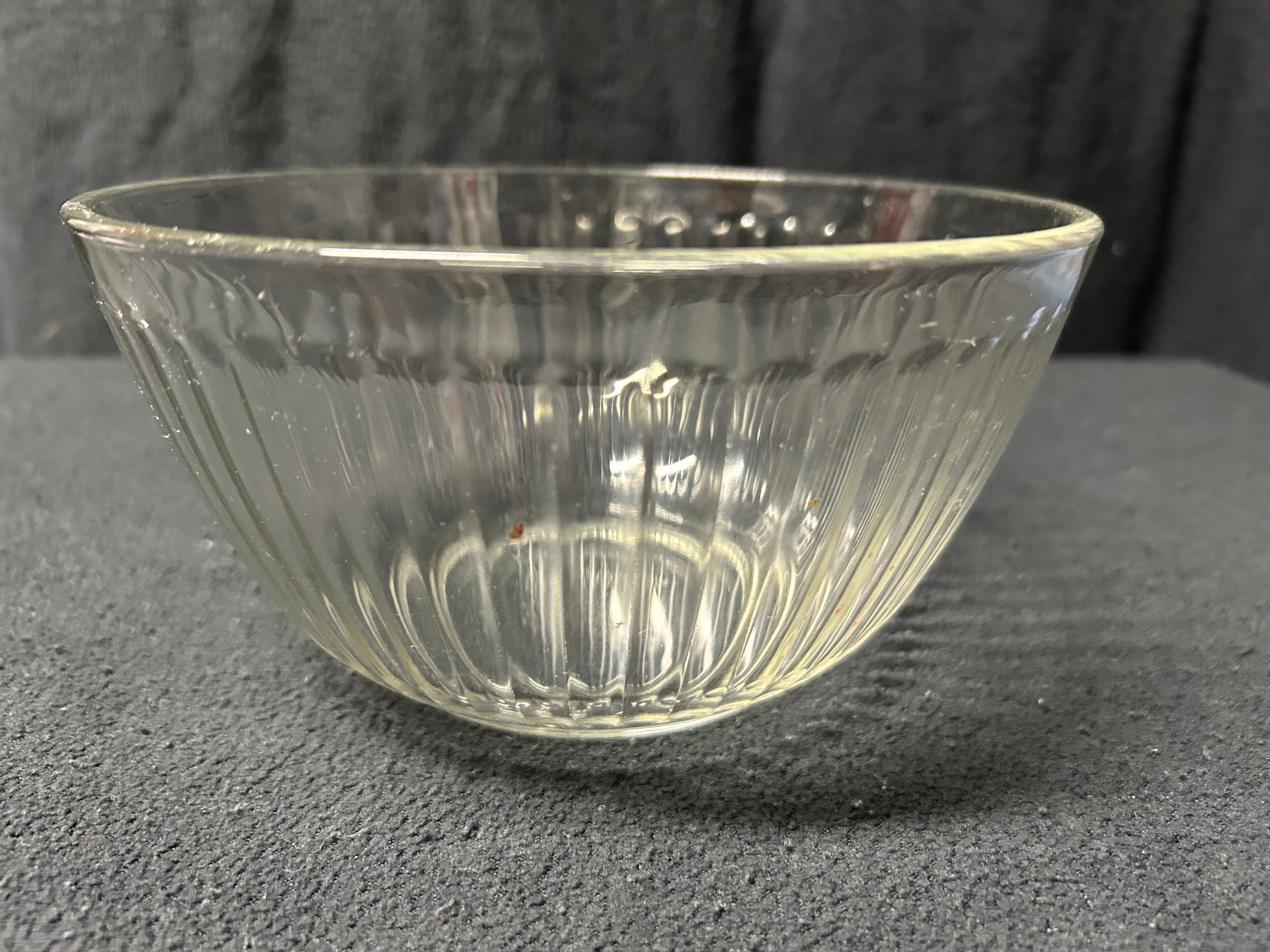 Clear ridged 1.5 L Pyrex bowl