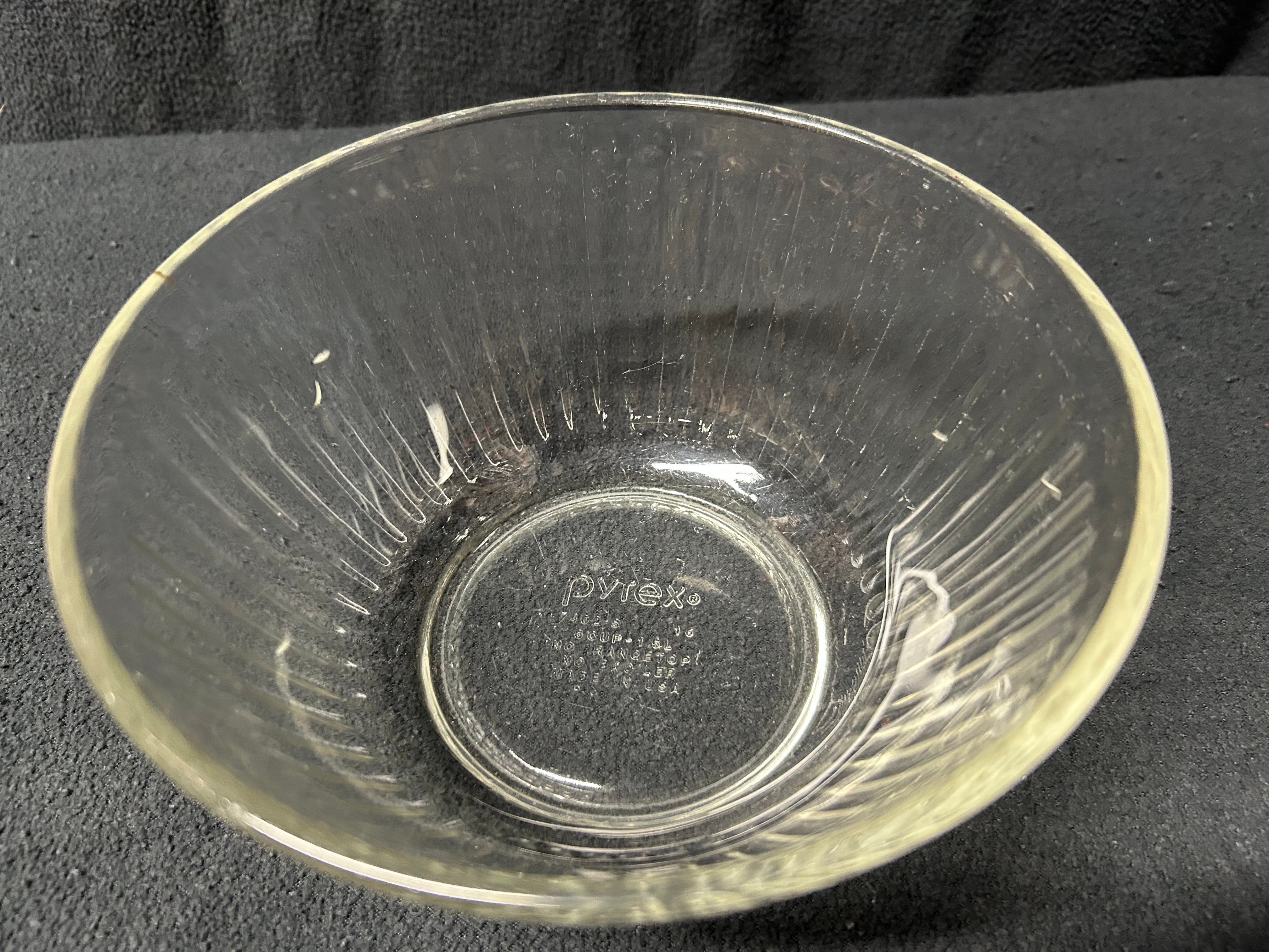 Clear ridged 1.5 L Pyrex bowl