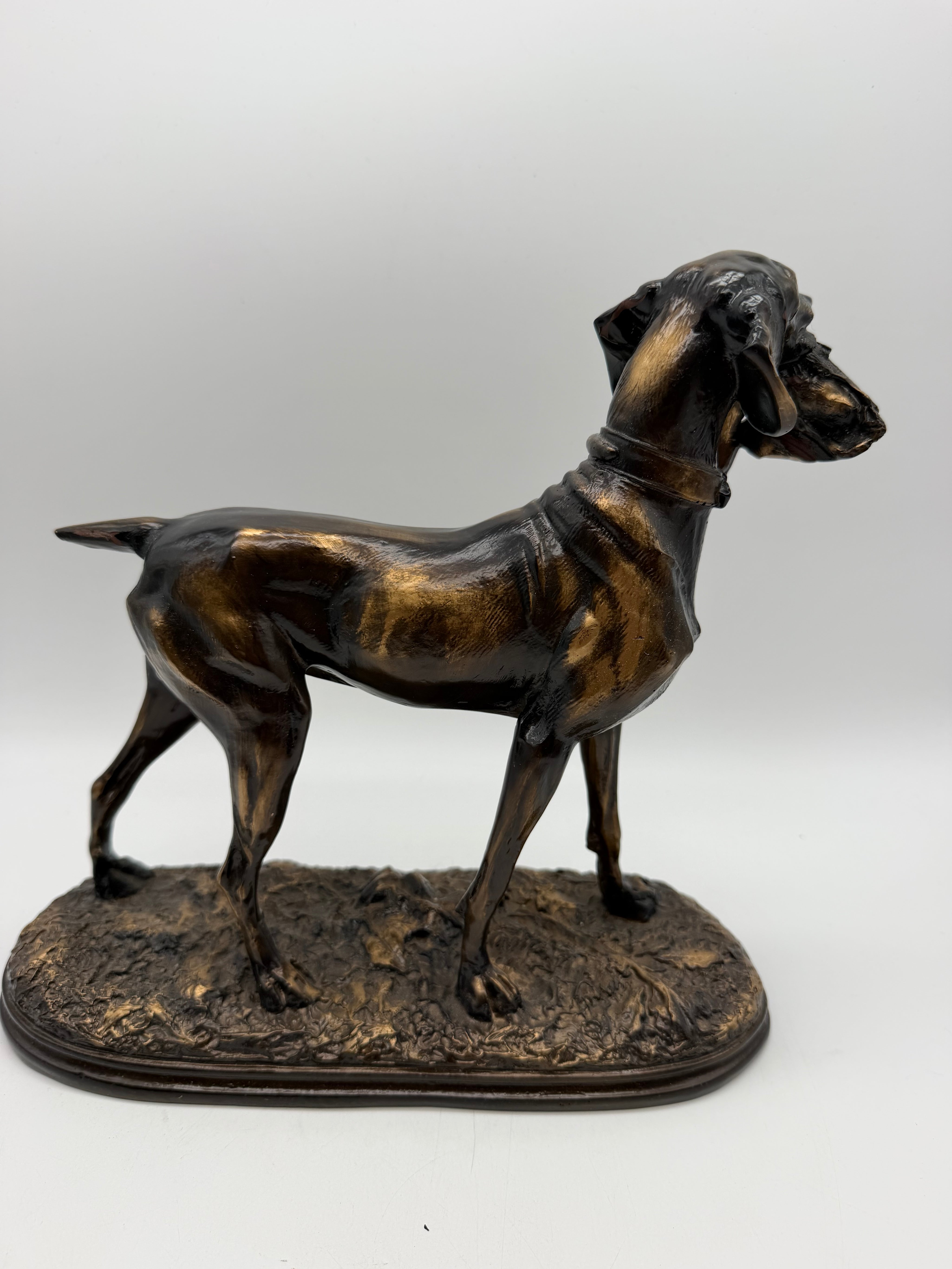 11” Gun dog, Pointer with bird, bronze resin ENGLAND by Thomas Blakemore