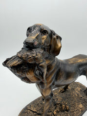 11” Gun dog, Pointer with bird, bronze resin ENGLAND by Thomas Blakemore
