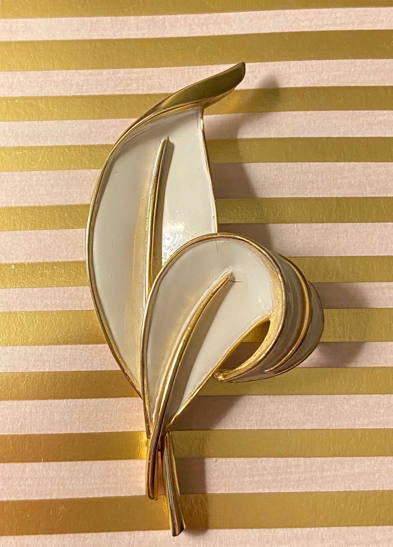 Vtg Crown Trifari White Enamel Gold Tone Curled Leaf Brooch