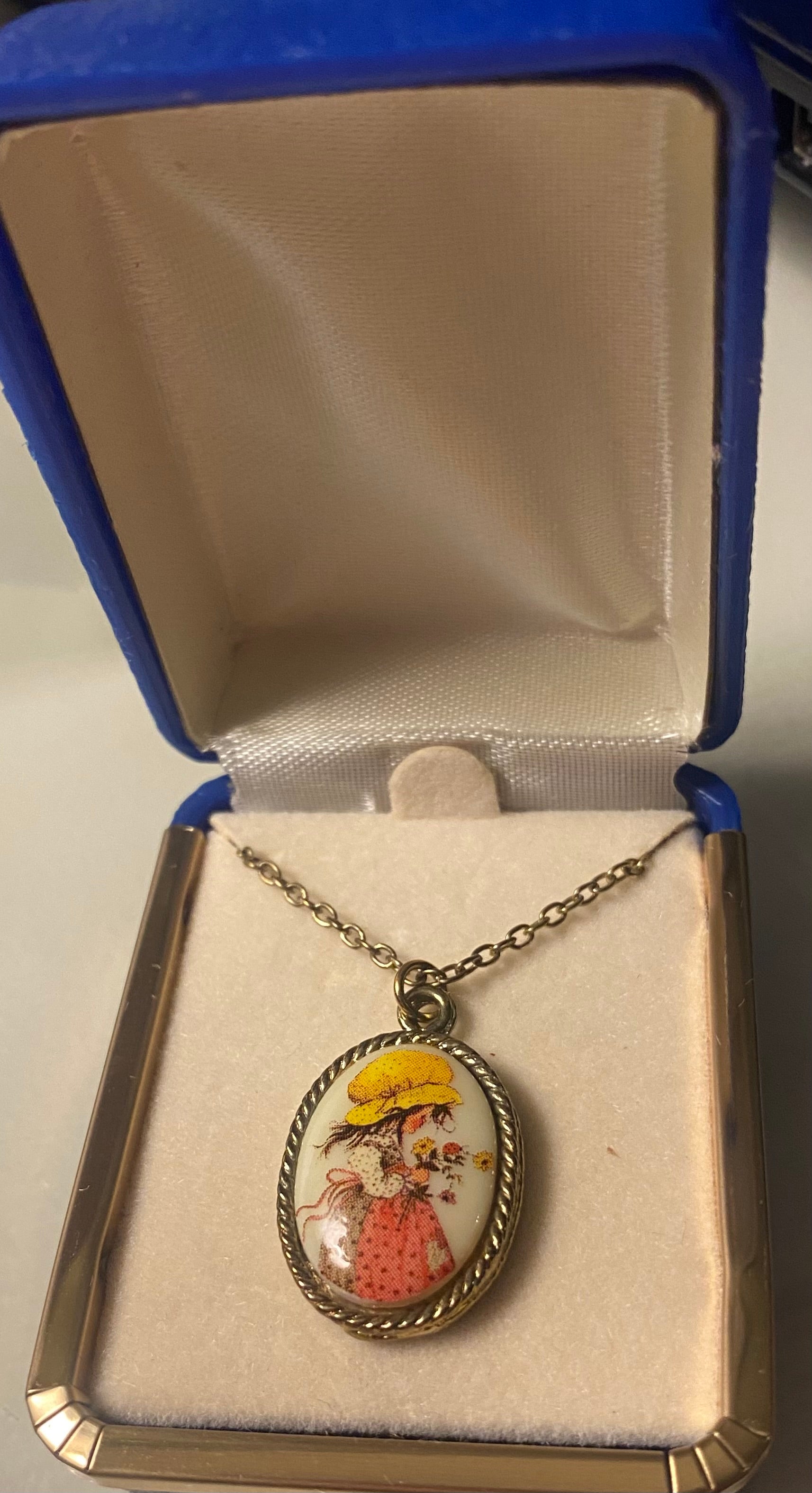 Vtg 1970s Holly Hobbie Oval Necklace-Gold Chain