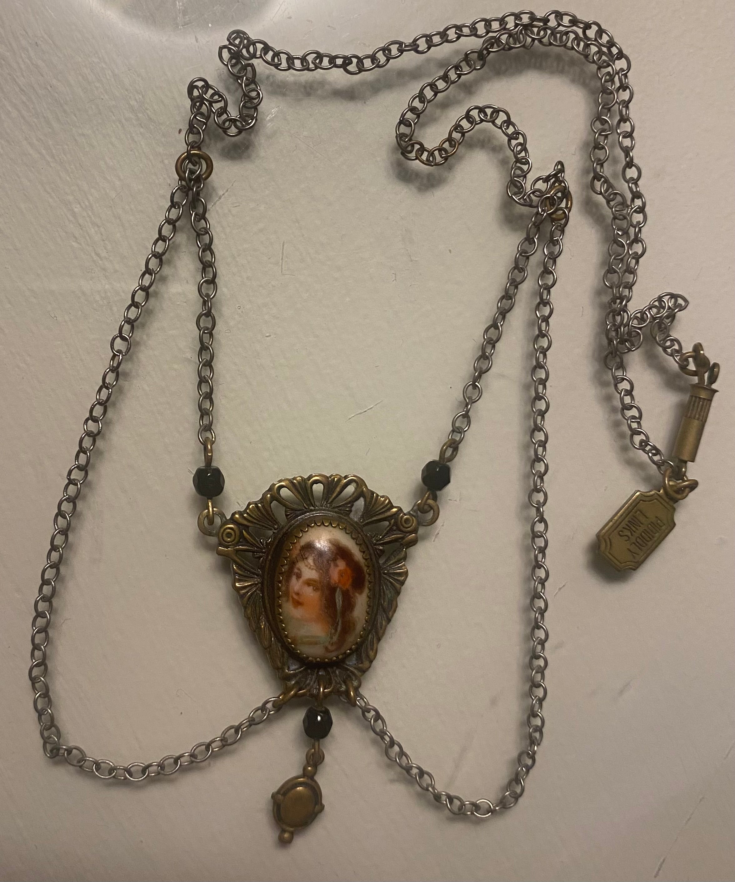 Vtg Pididdly Links Lady Cameo Necklace-Gold Toned Chain