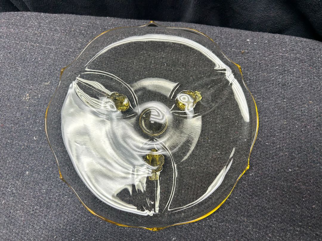 Yellow plate with three legs