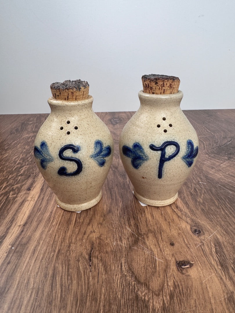 Vintage Pfaltzgraft Yorktowne Stoneware Salt & Pepper Shaker Set