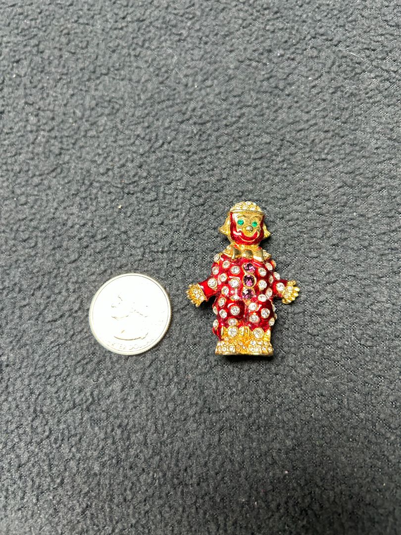 Green eyed-red clown pin