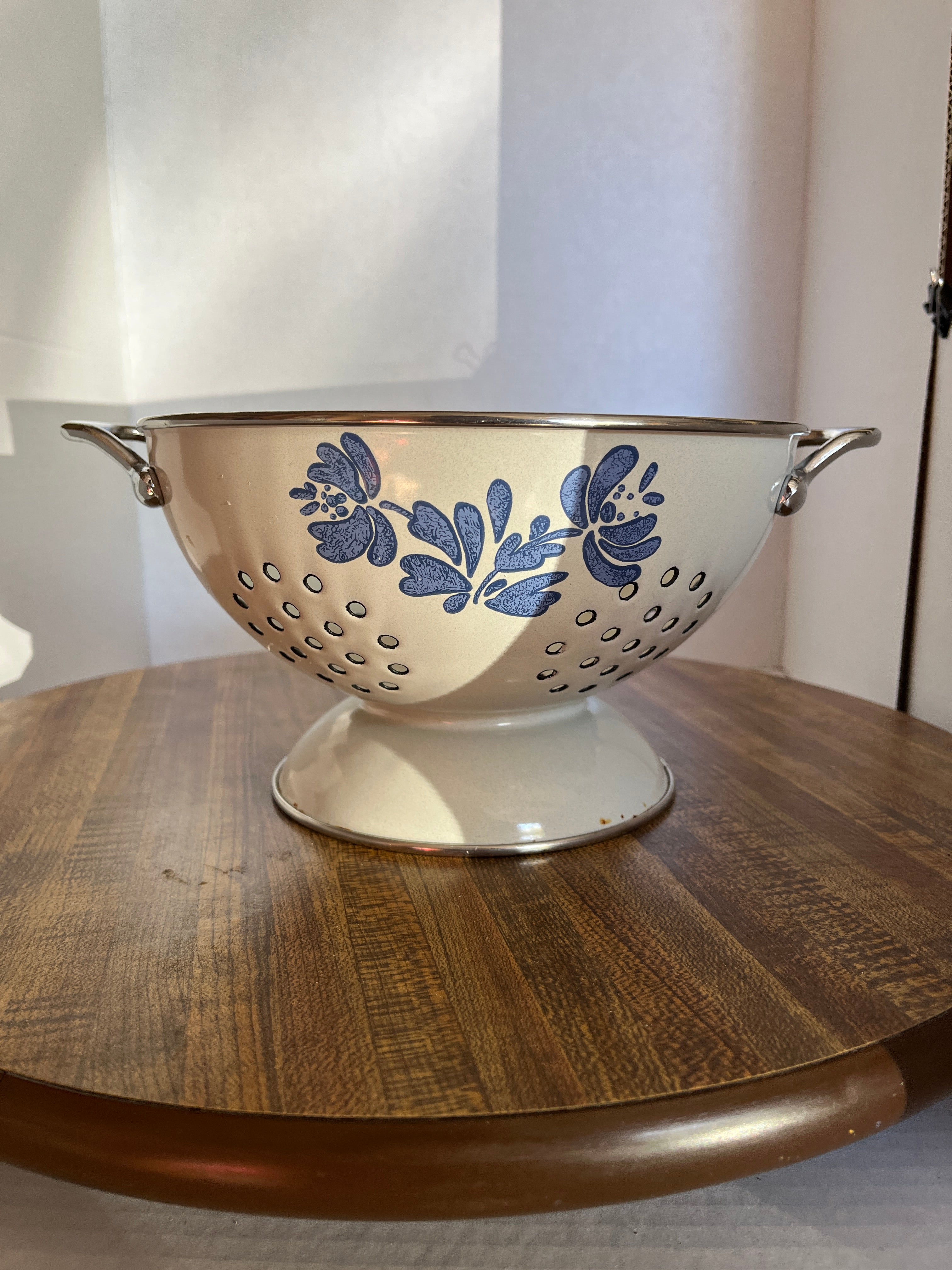 Pfaltzgraff Yorketowne  White Metal Enamel Colander