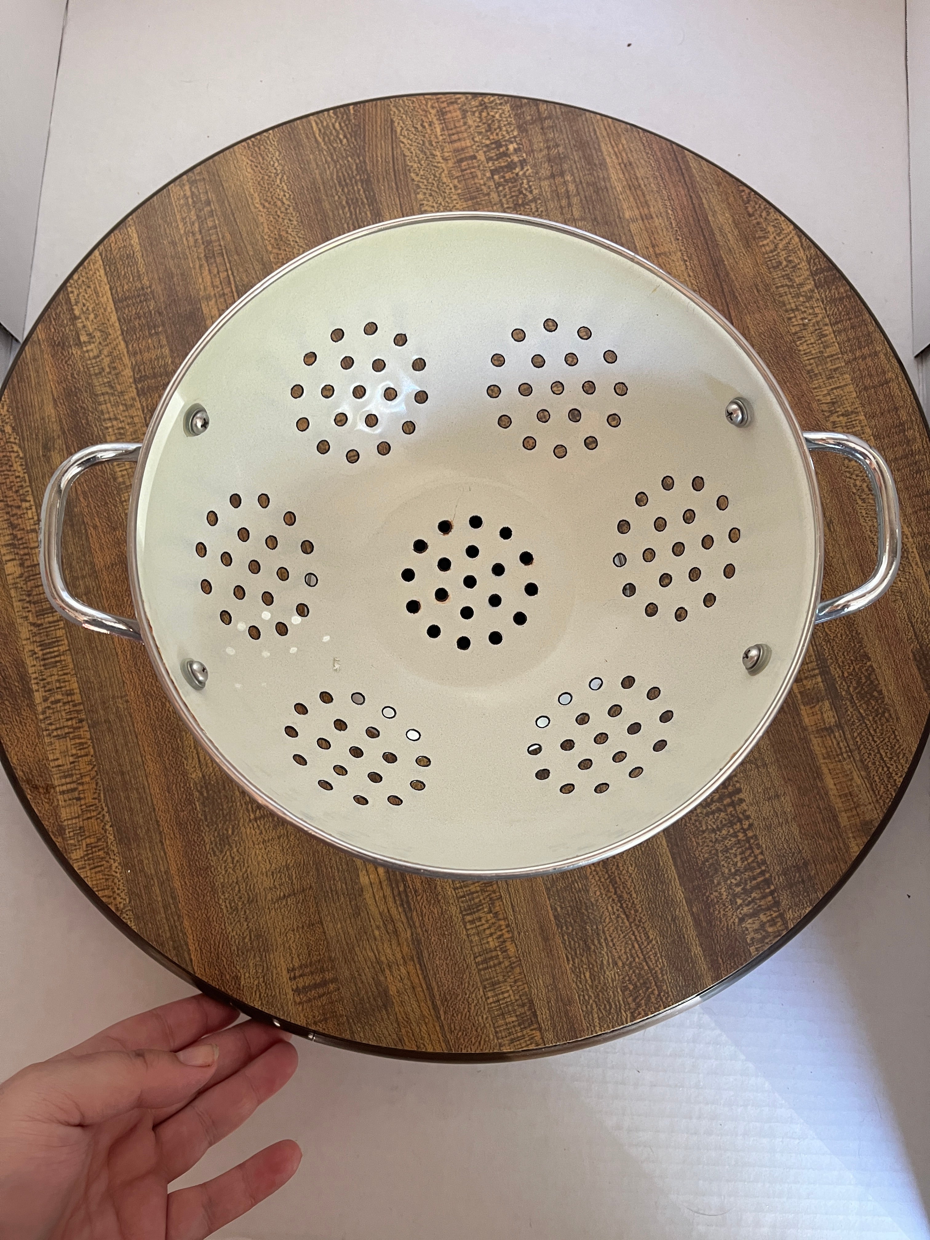 Pfaltzgraff Yorketowne  White Metal Enamel Colander