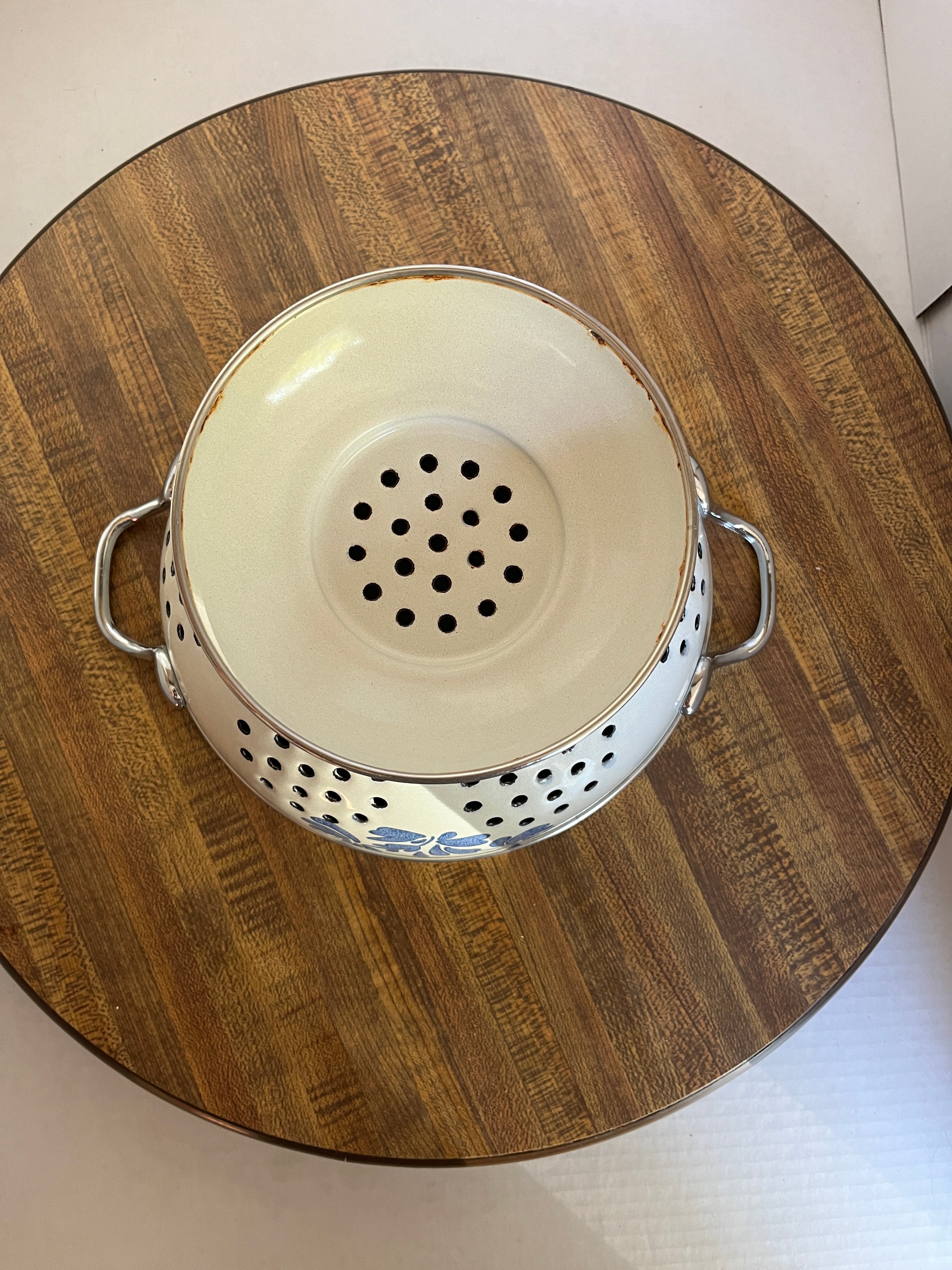 Pfaltzgraff Yorketowne  White Metal Enamel Colander