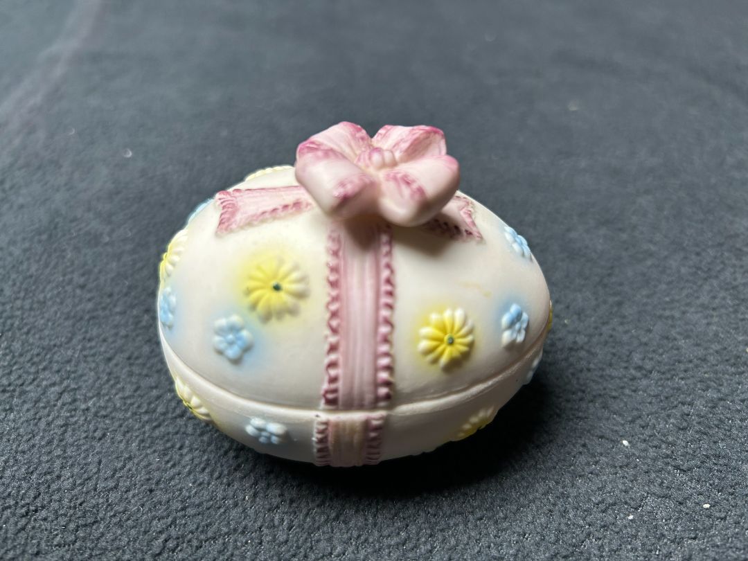 Sm. pink ribbon egg w/blue/yellow flowers
