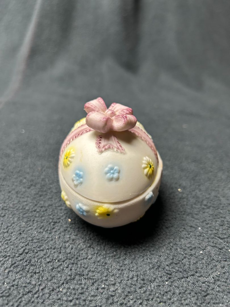 Sm. pink ribbon egg w/blue/yellow flowers