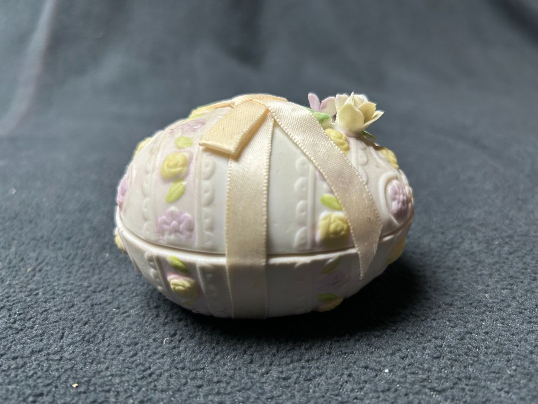 Enesco-Peach ribbon egg