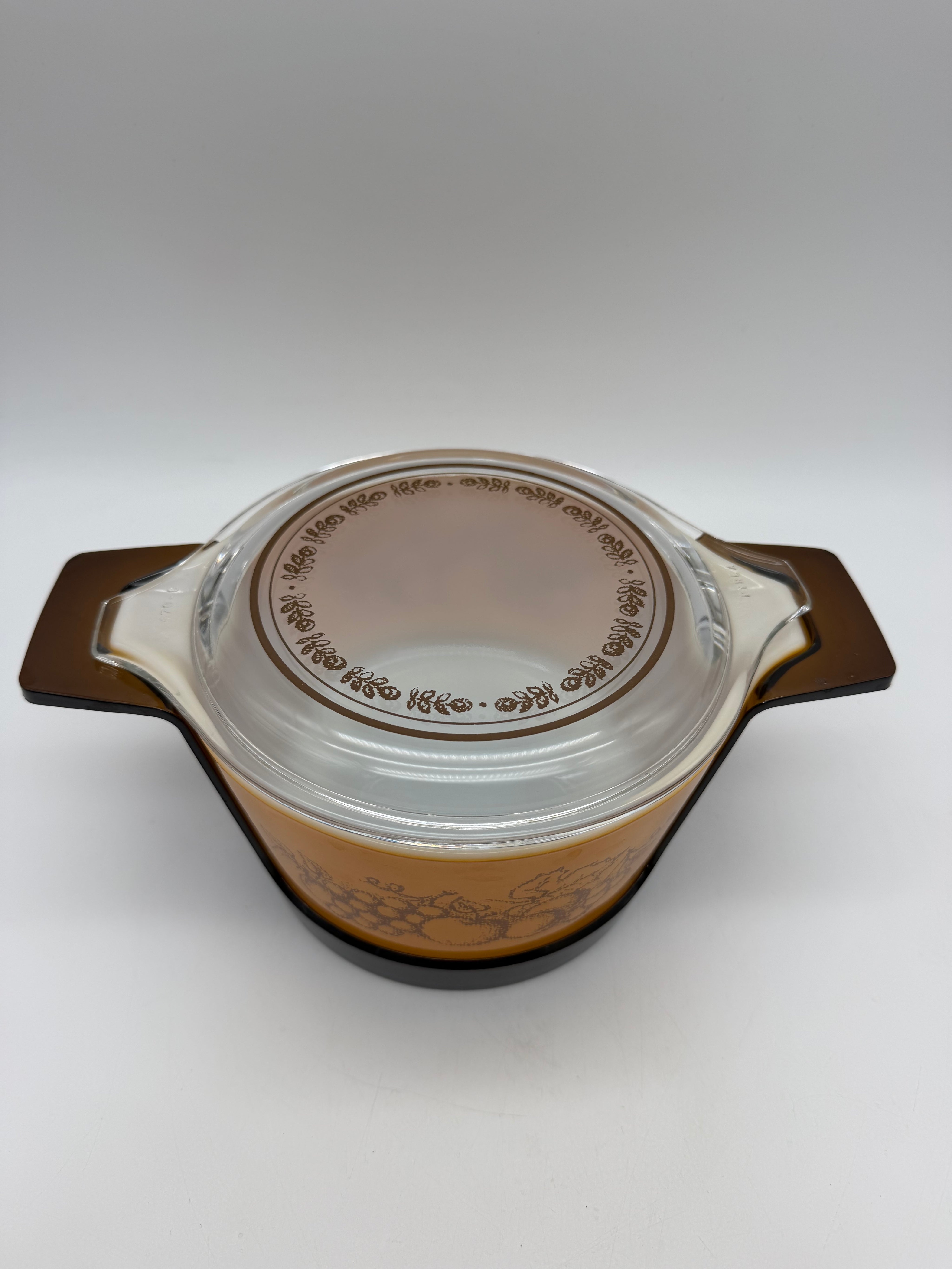 Pyrex 473 1 qt. Old orchard promotional with cradle