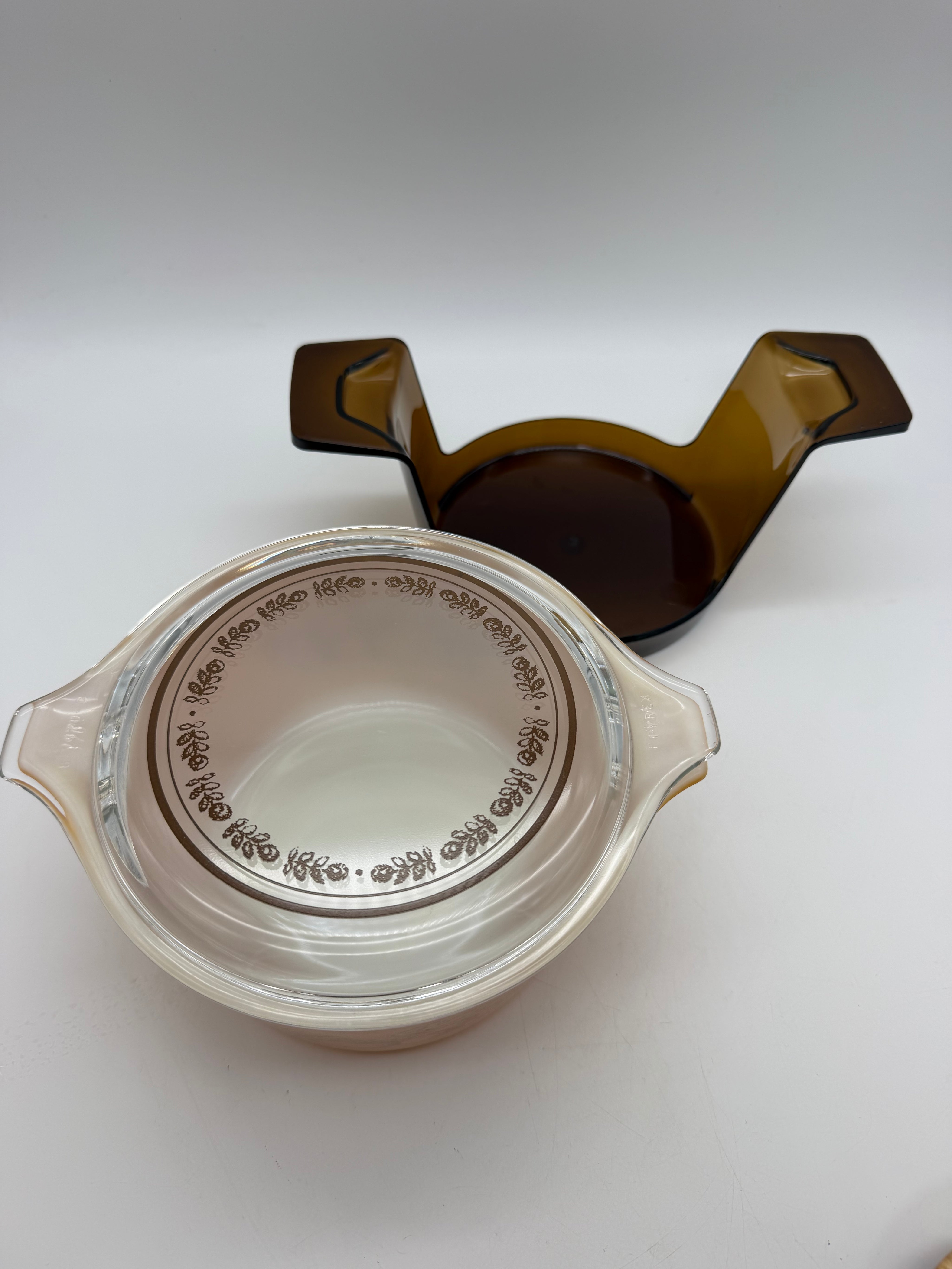 Pyrex 473 1 qt. Old orchard promotional with cradle