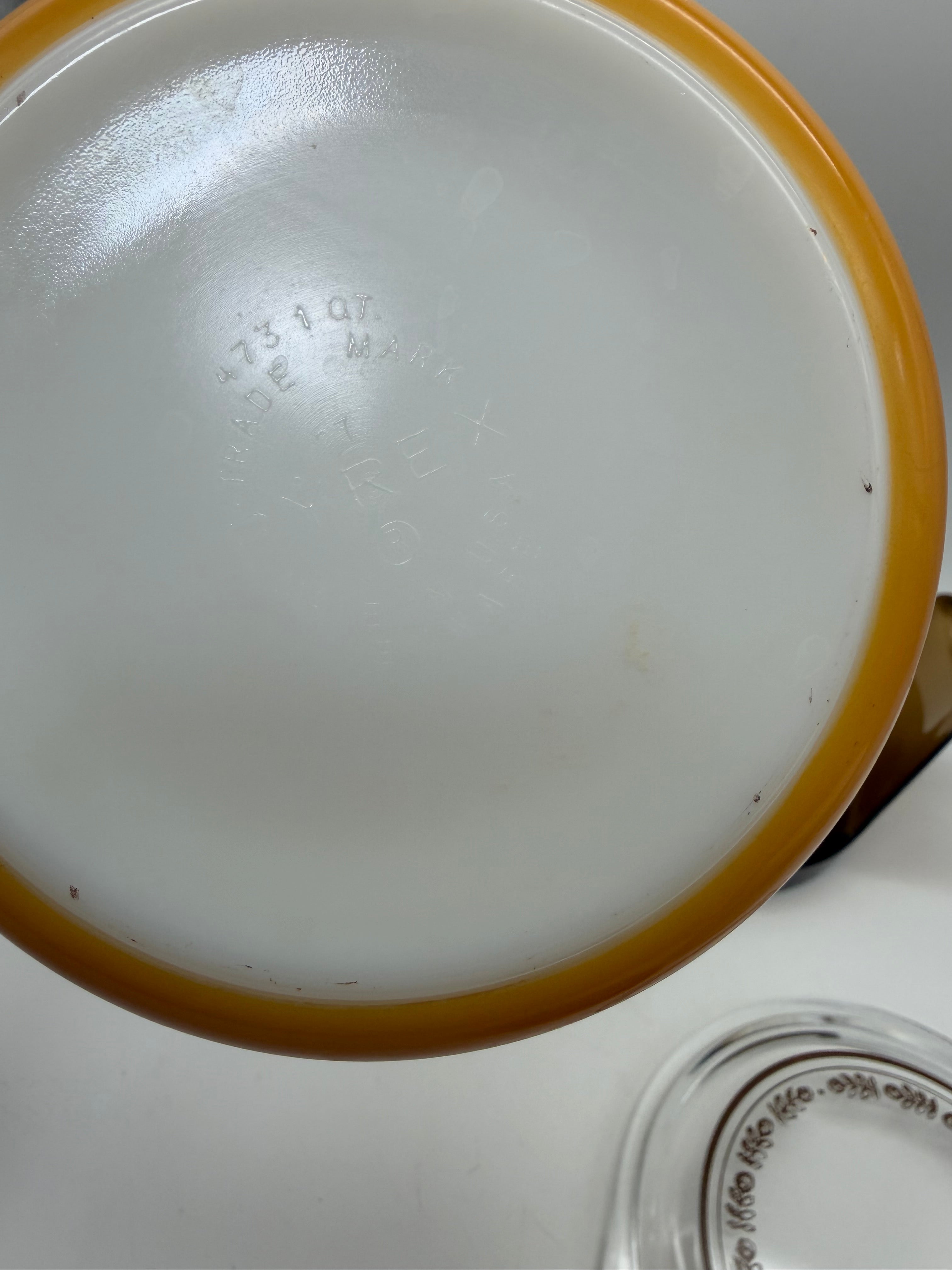 Pyrex 473 1 qt. Old orchard promotional with cradle