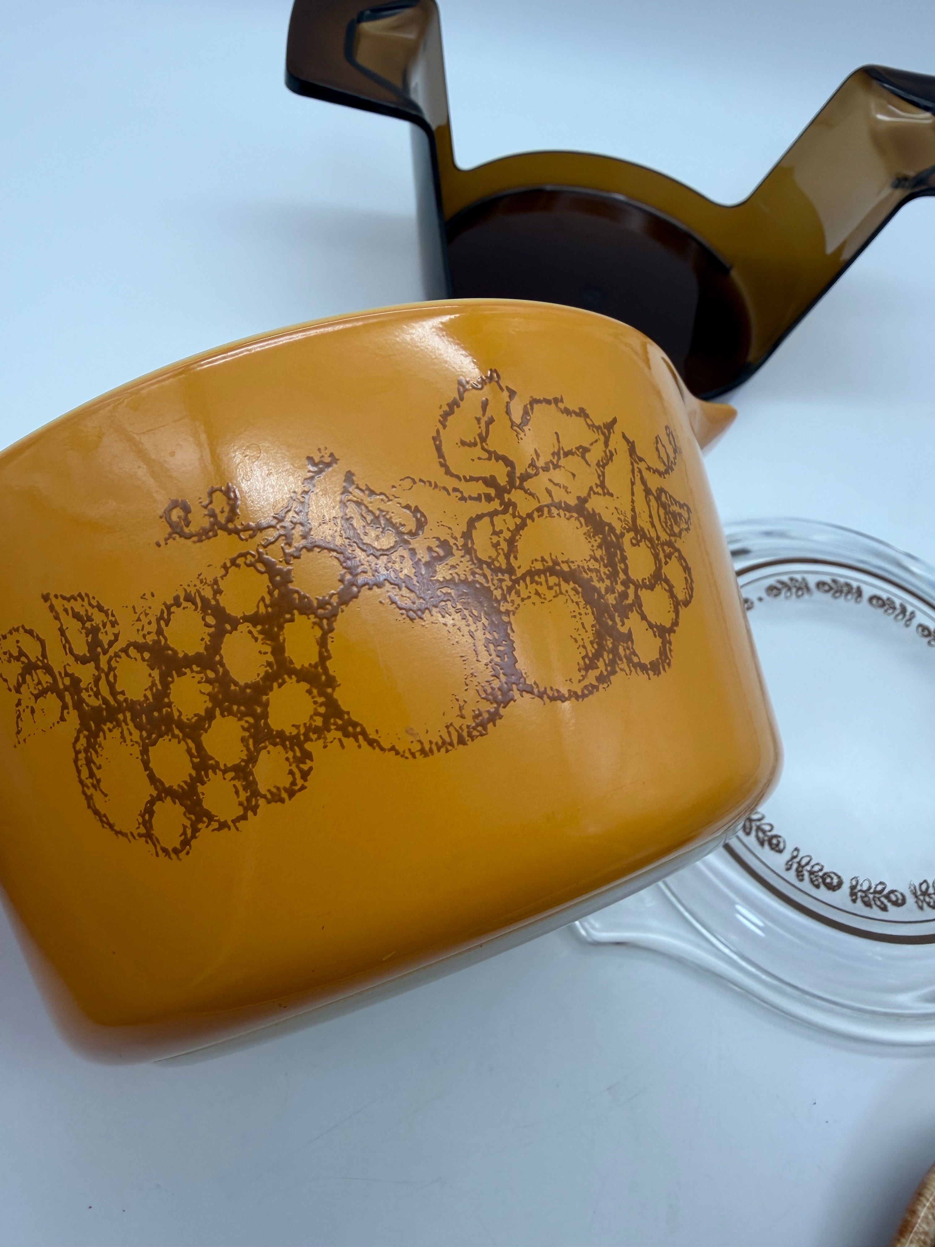 Pyrex 473 1 qt. Old orchard promotional with cradle