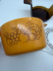 Pyrex 473 1 qt. Old orchard promotional with cradle