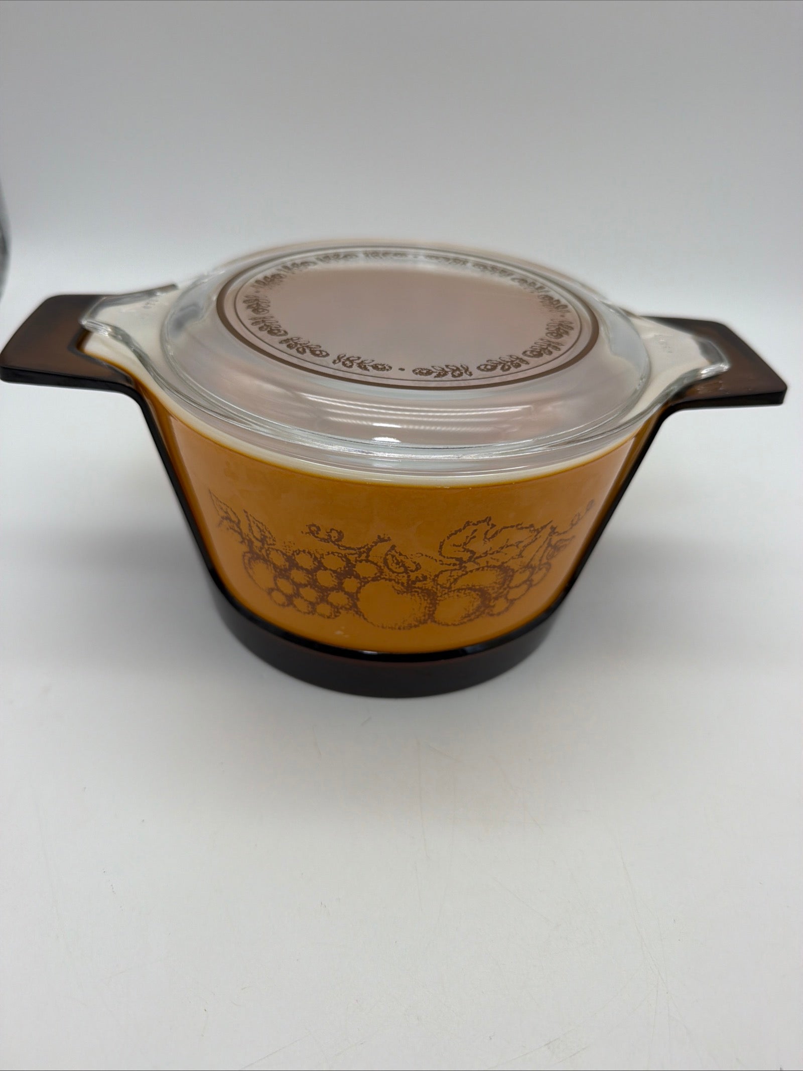 Pyrex 473 1 qt. Old orchard promotional with cradle