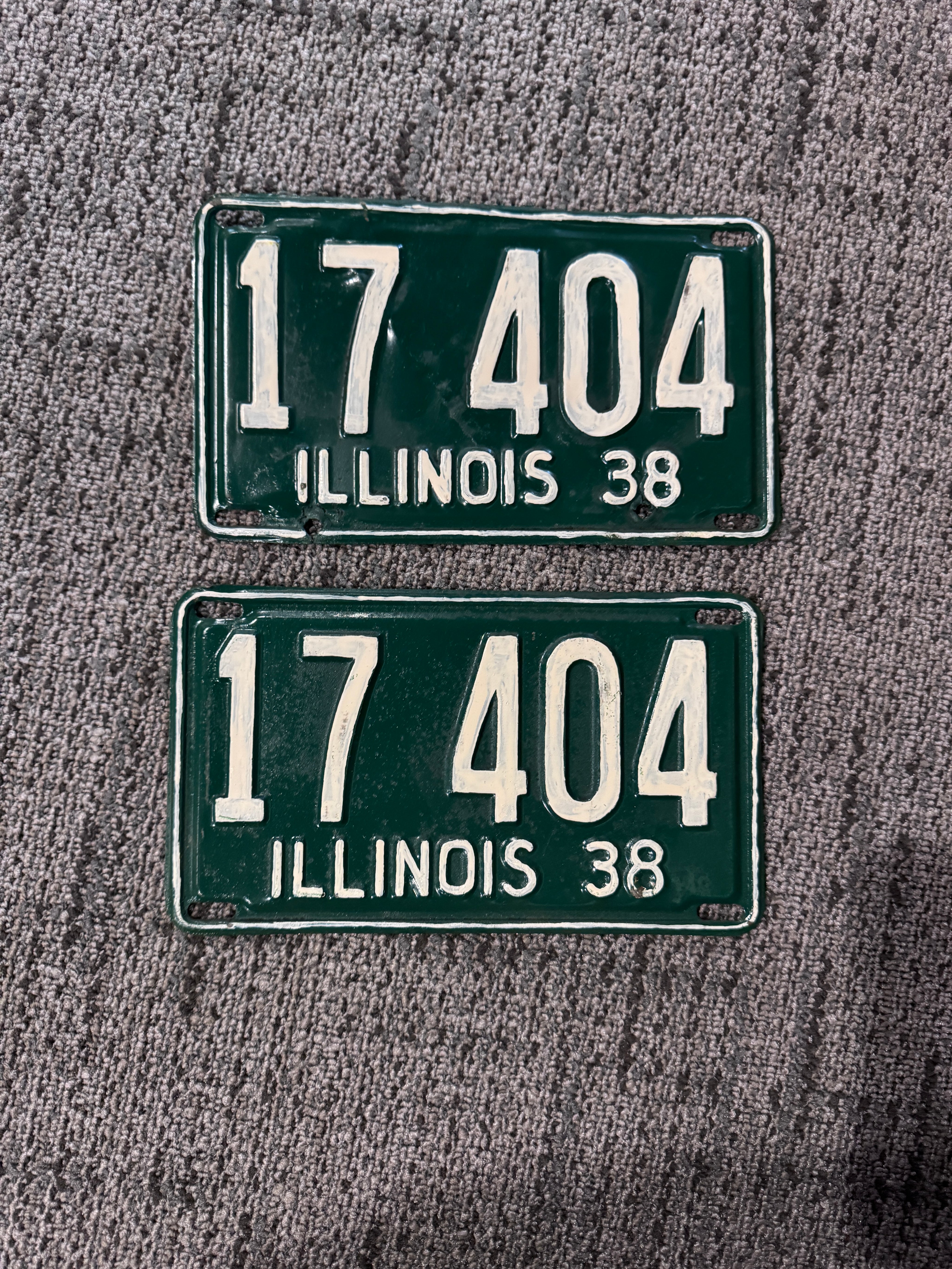 17-404 IL Pair of 2 Vintage License Plates