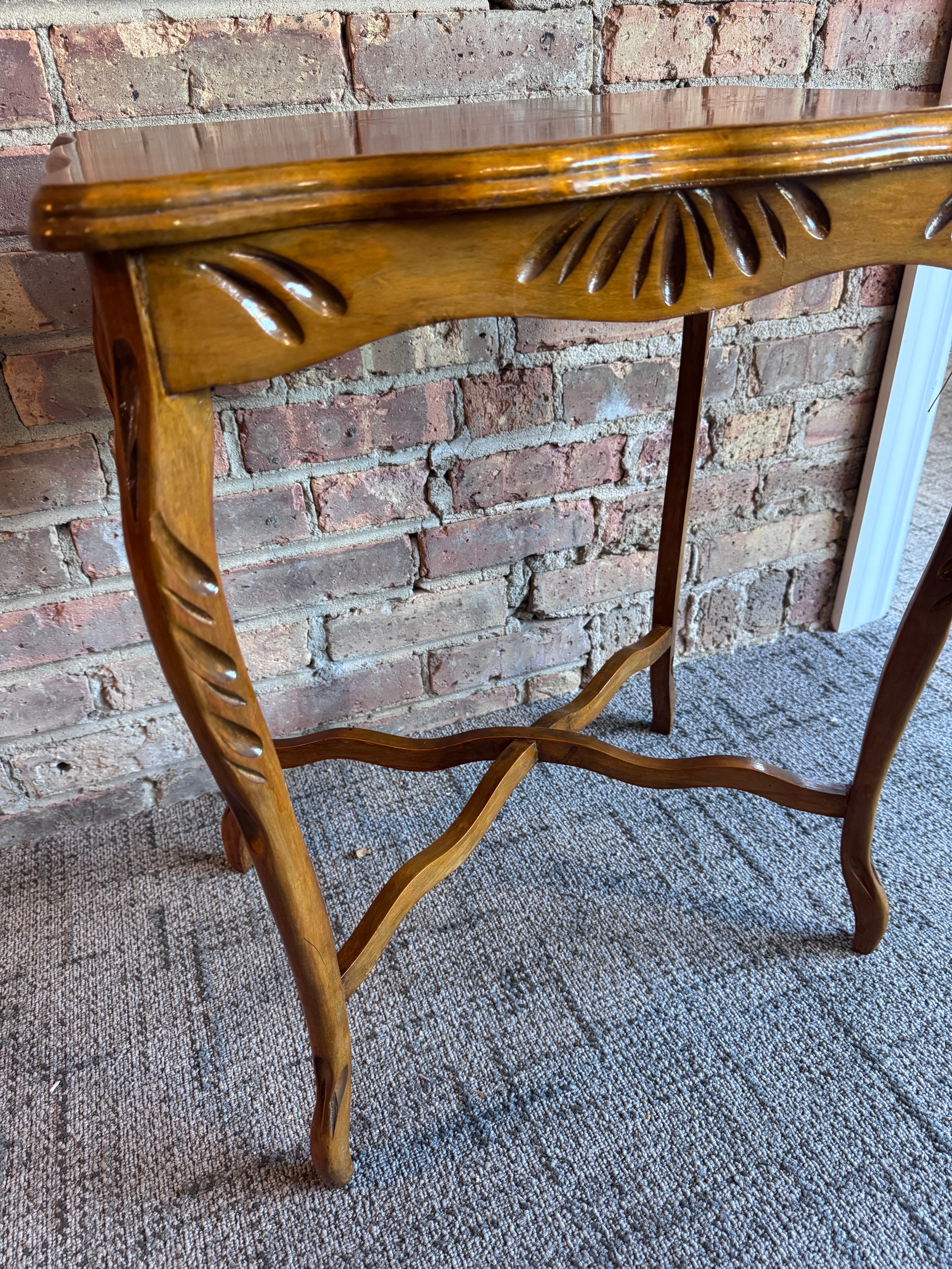 Golden Oak Scalloped End Table 20Wx14Dx26H