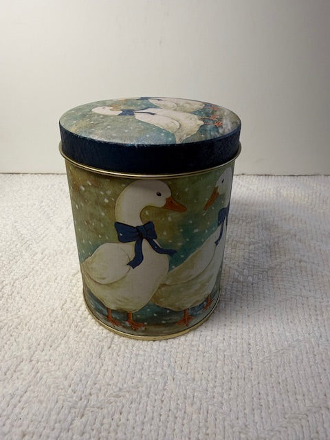 WHITE DUCKS W/BLUE RIBBONS TIN