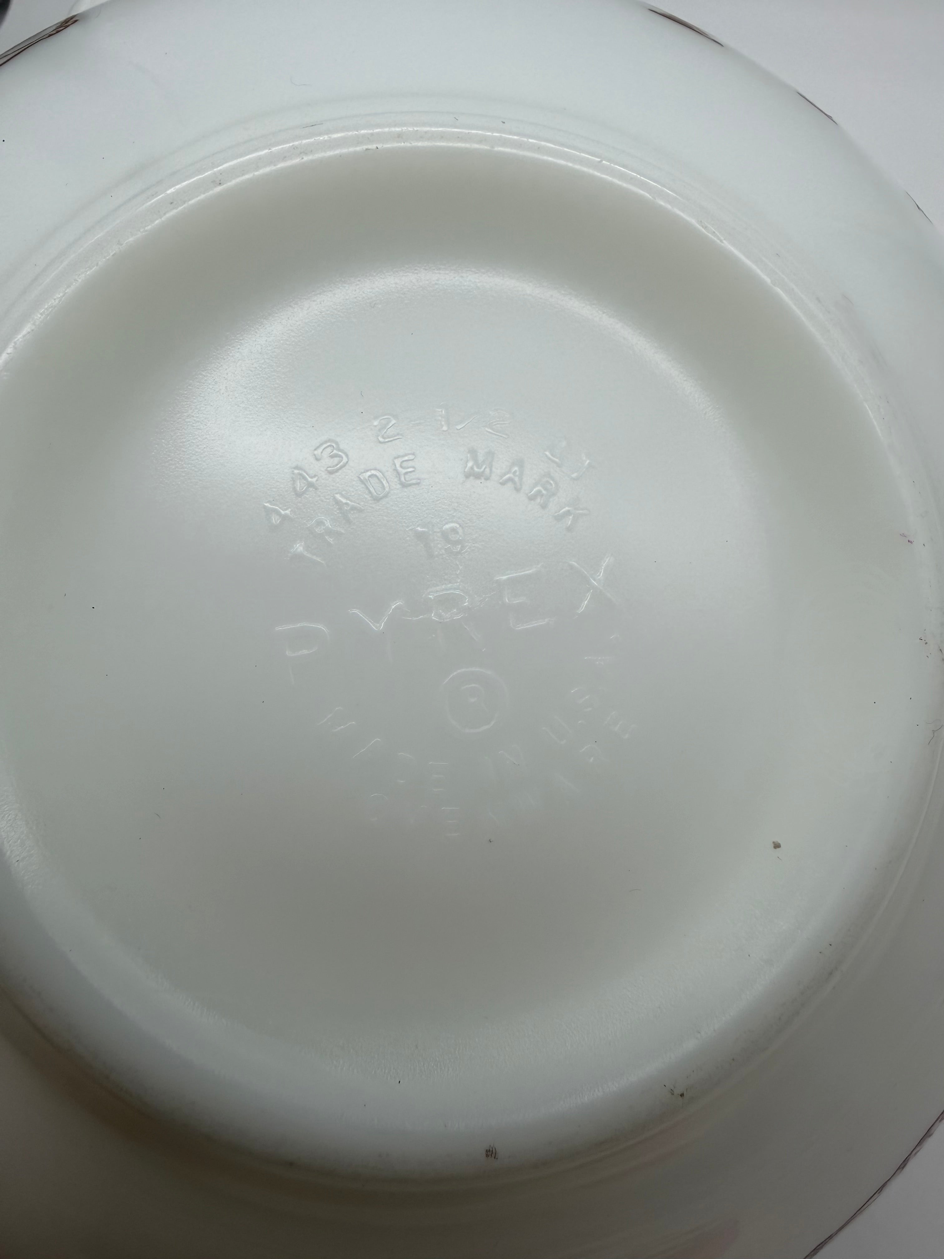 8.5” Pyrex town and country 443 2 1/2 quart Cinderella Bowl white Brown