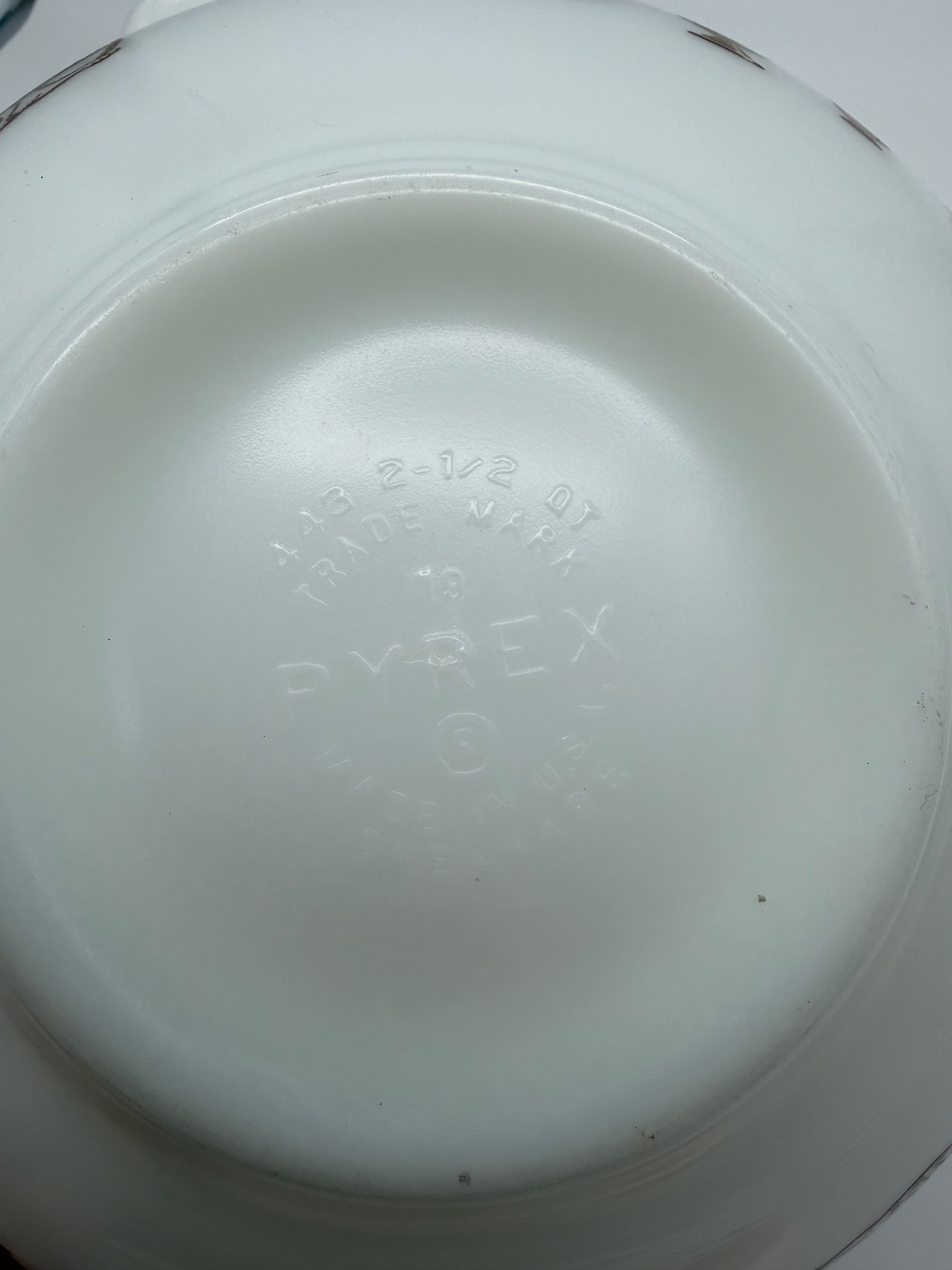 8.5” Pyrex town and country 443 2 1/2 quart Cinderella Bowl white Brown