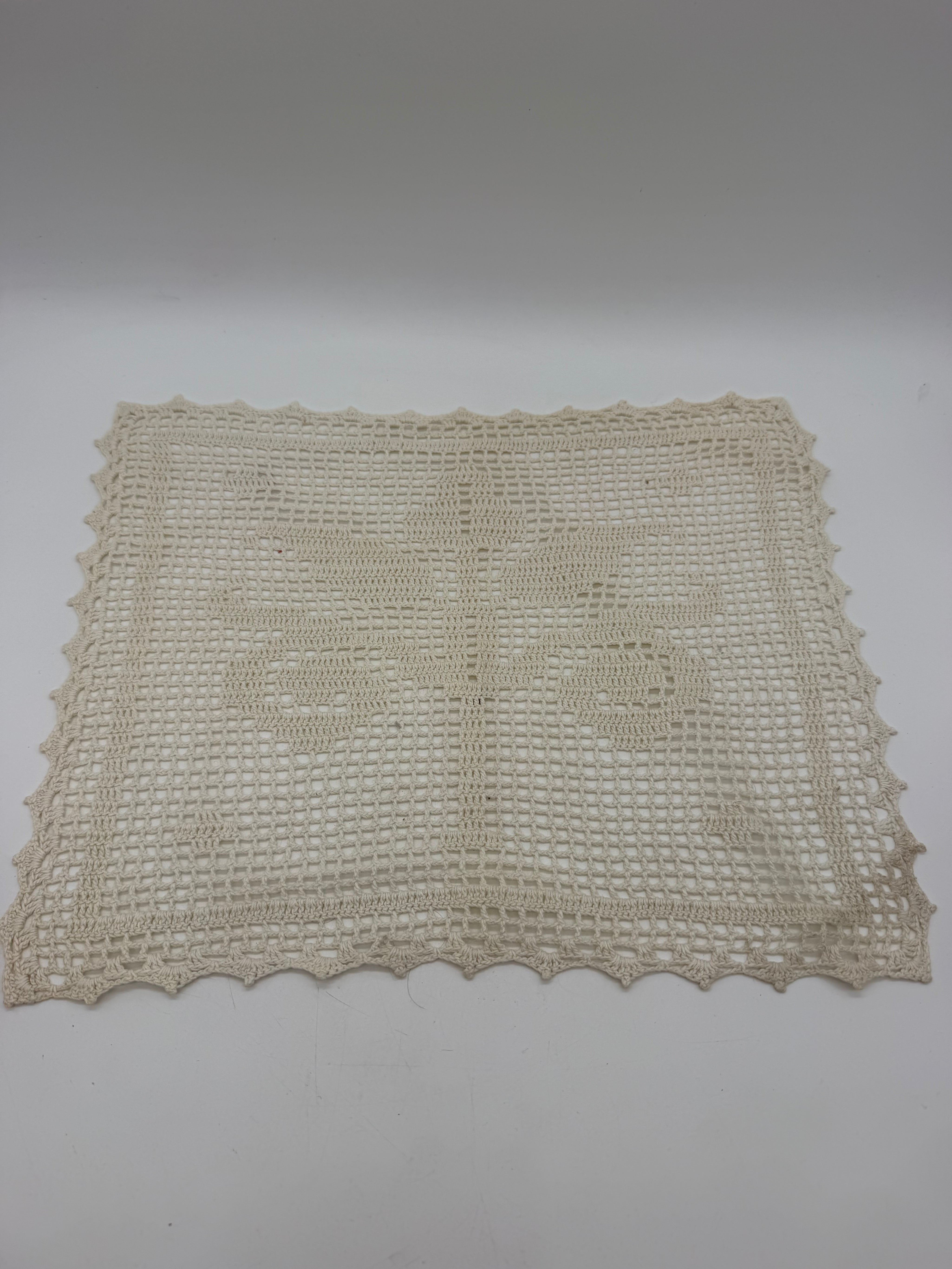 14” x 10” doily cream rectangle