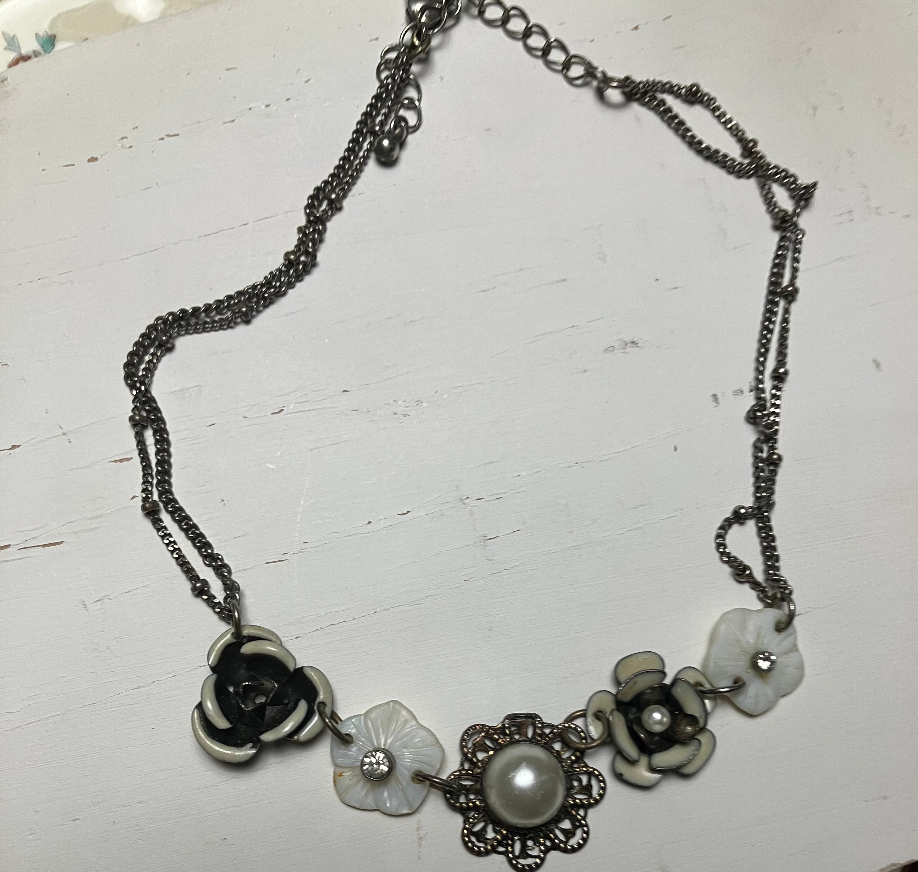 Vintage Style Metal Floral Charm Collar Necklace Silver Tone.