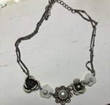 Vintage Style Metal Floral Charm Collar Necklace Silver Tone.