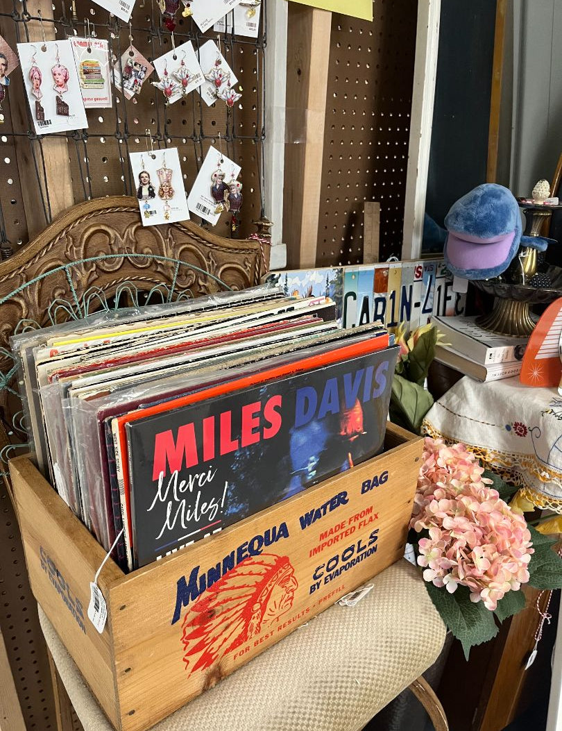 Miles_20Davis_20Vinyl_20Merci_2C_20Minnequa_20VTG_20Crate_2C_20Cabin_20Life_20Sign_2C_20Willy_20Whale.jpg