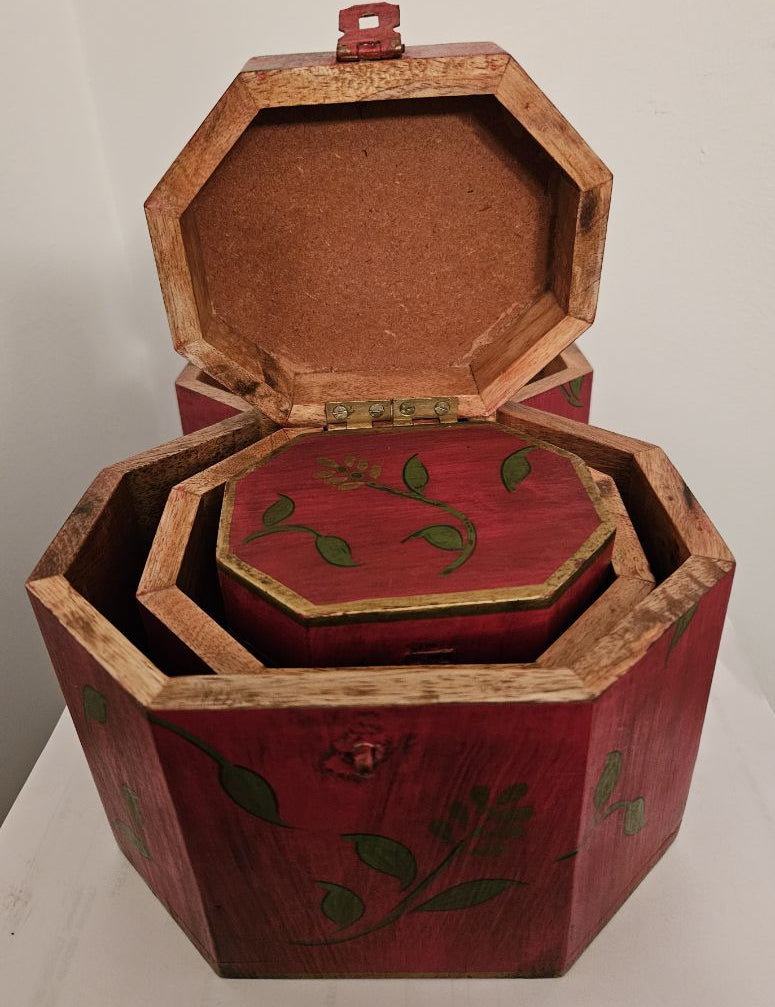 Red_20Nesting_20Boxes2.jpg