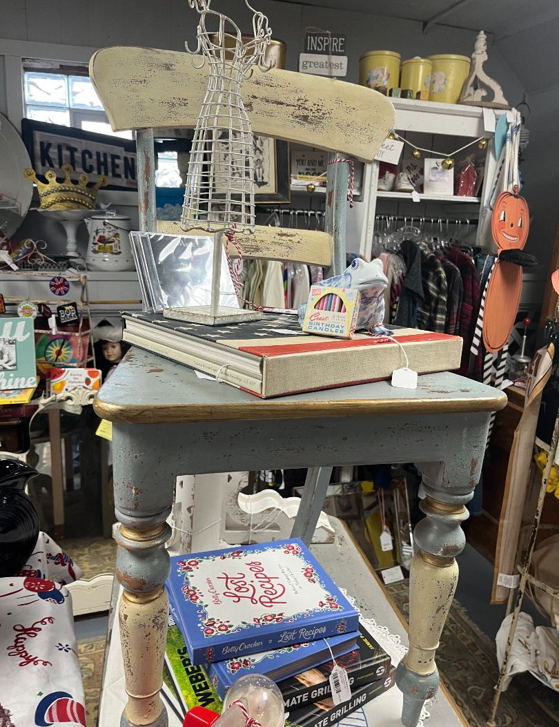 Shabby_20Chair_20_28Desk_20Mate_29_2010_3A25_20Pic_f16294e0-f01e-435b-ae34-7bfdd4fcdcab.jpg