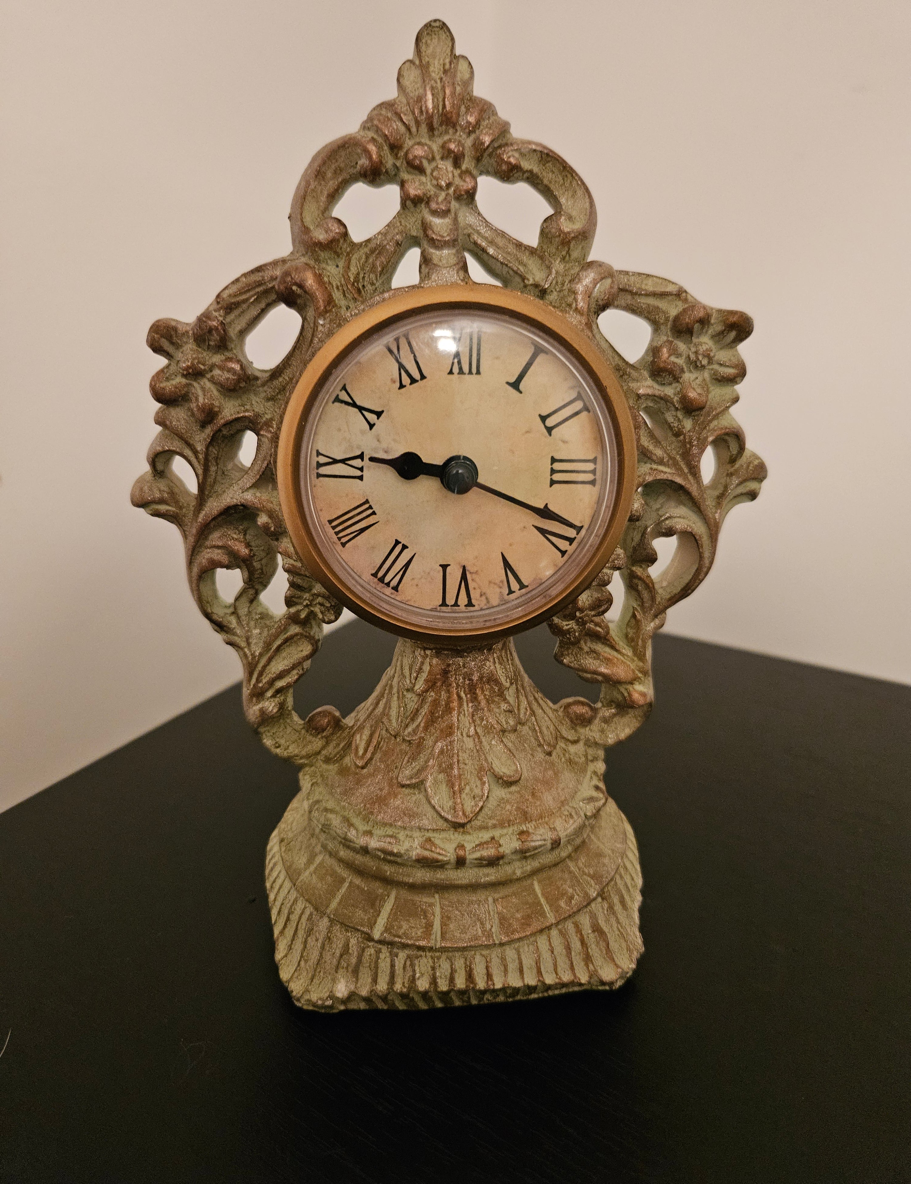 Vintage_20Resin_20Clock_20Roman_20Numerals.jpg