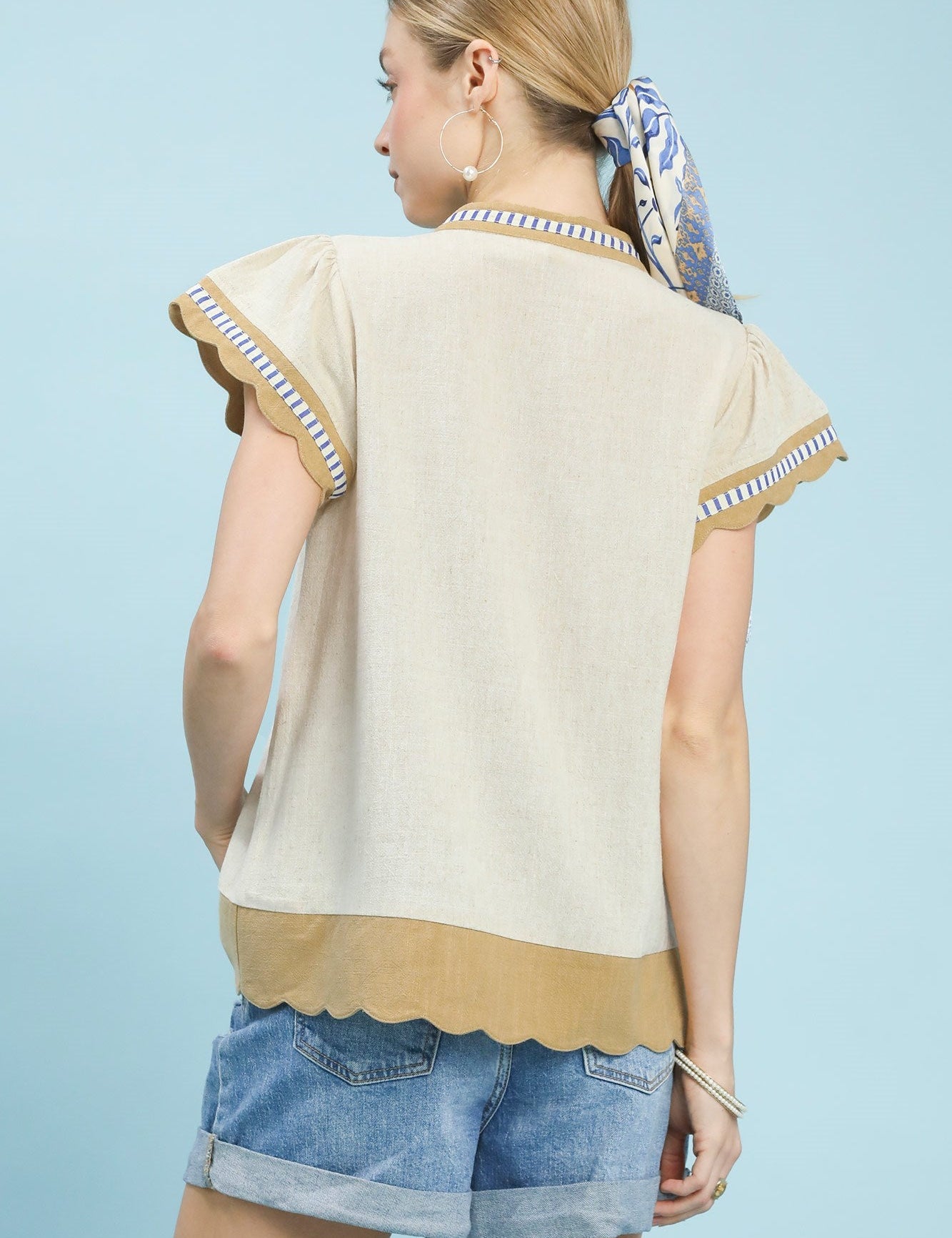 Contrast scallop trim top with ruffle sleeves and V-neck in lightweight linen cotton | JSQ Mercantile – a women’s boutique and gift shop in La Grange, IL