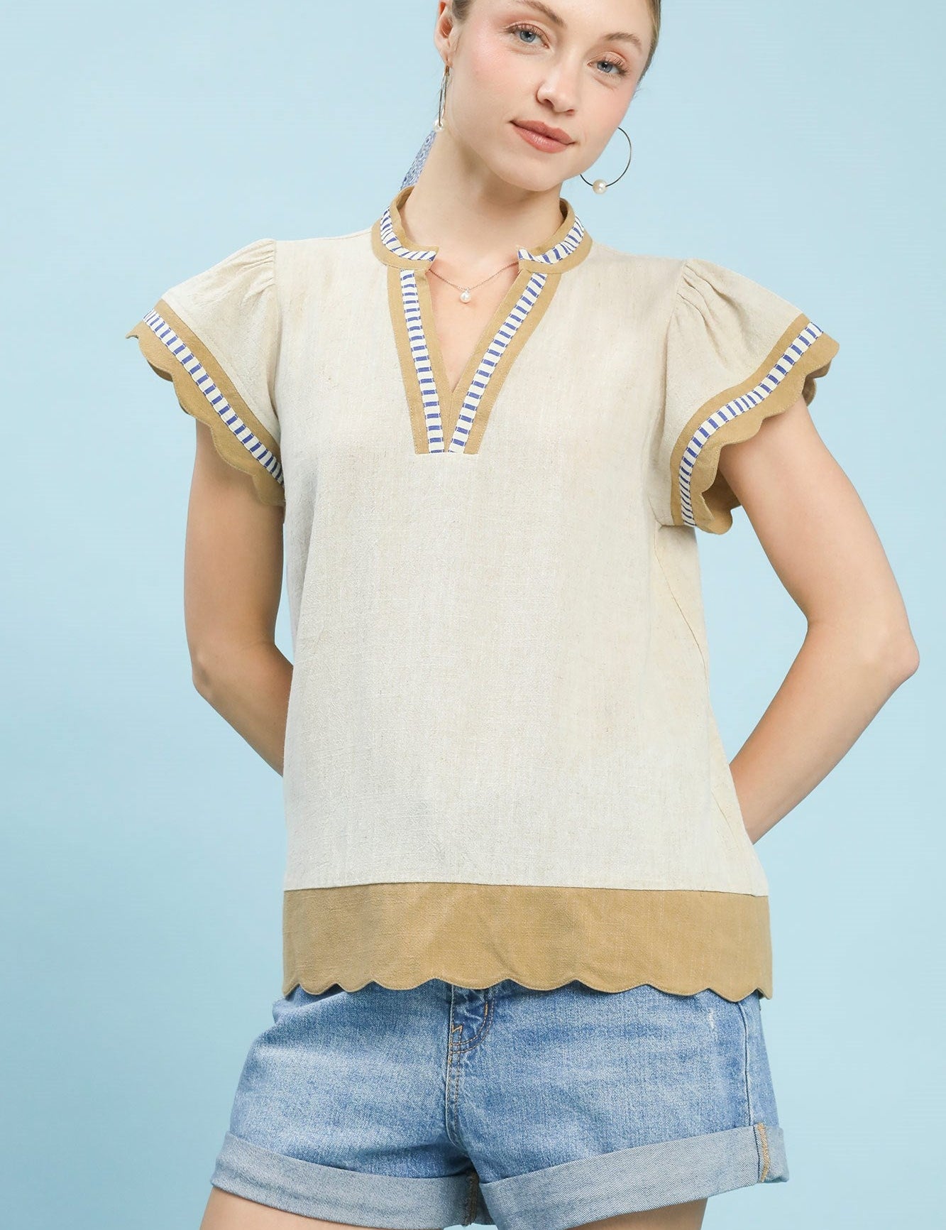 Contrast scallop trim top with ruffle sleeves and V-neck in lightweight linen cotton | JSQ Mercantile – a women’s boutique and gift shop in La Grange, IL