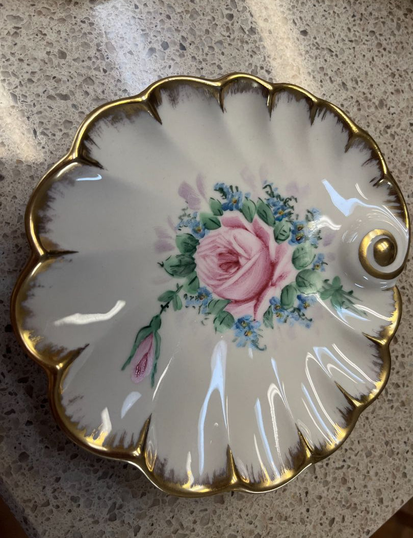 gold_20scalloped_20rim_20dish_20with_20rose_20pic_205_3A25.jpg