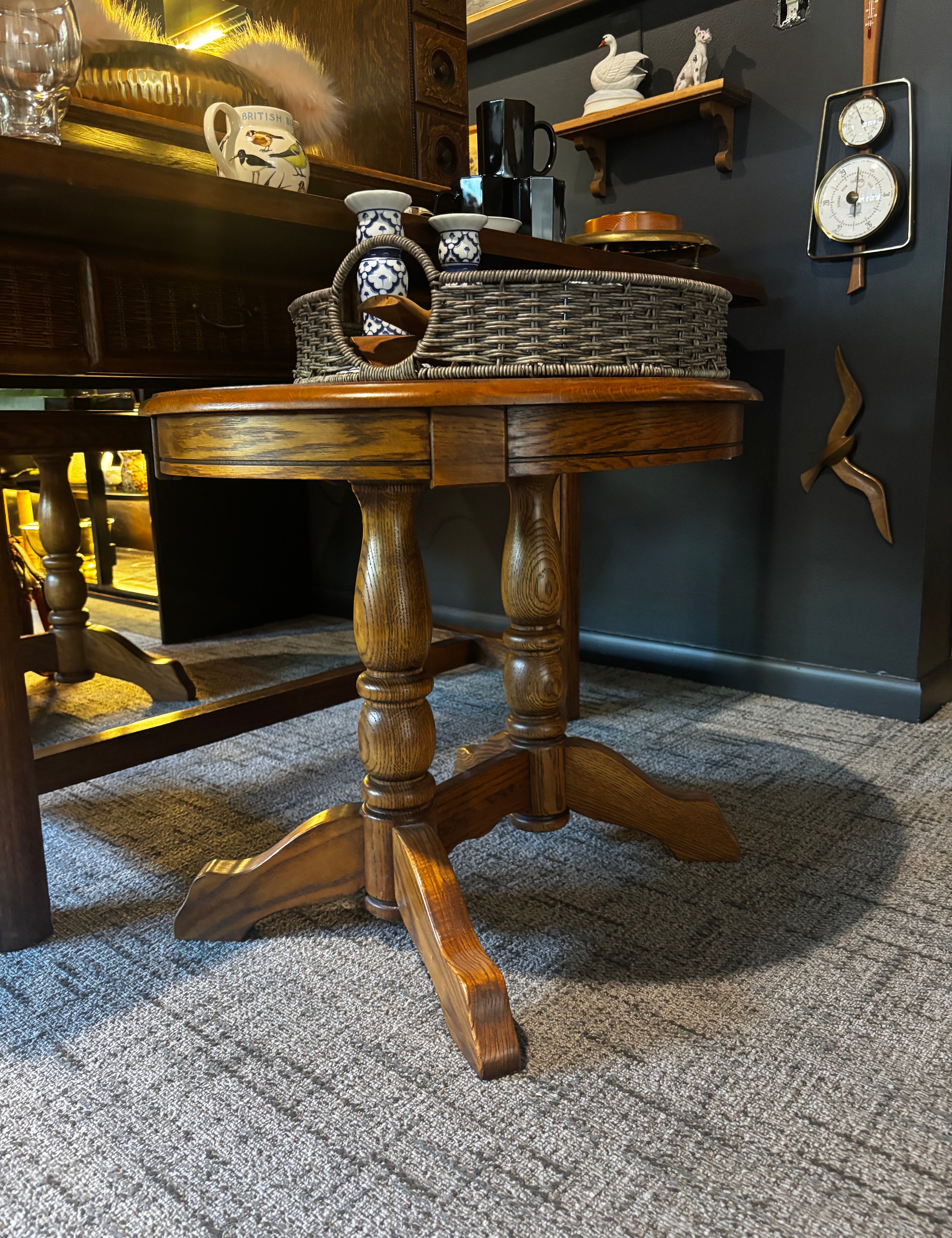 ovalpedestalendtable_12bc3151-8d0b-468b-a65a-8b803482957c.jpg