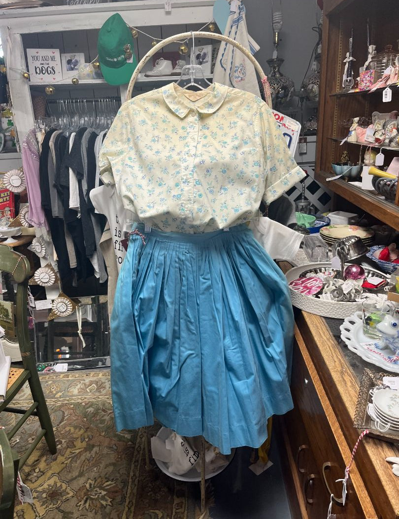 vtg_20floral_20s_3As_20blouse_20blue_3Abeige_205_3A25_20pic_3c0e92f8-32b5-4ef7-8572-e39e1769e5f0.jpg
