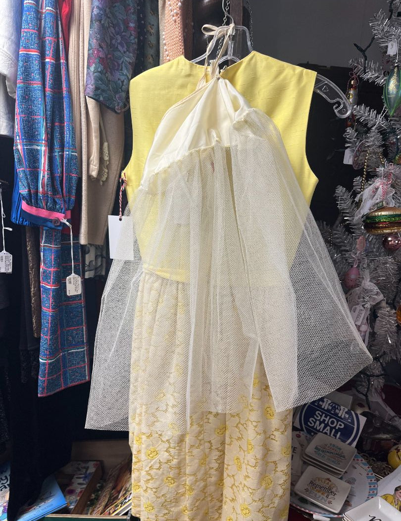 vtg_20yellow_20dress_20toile_201_3A2_20slip_20pic_205_3A25.jpg